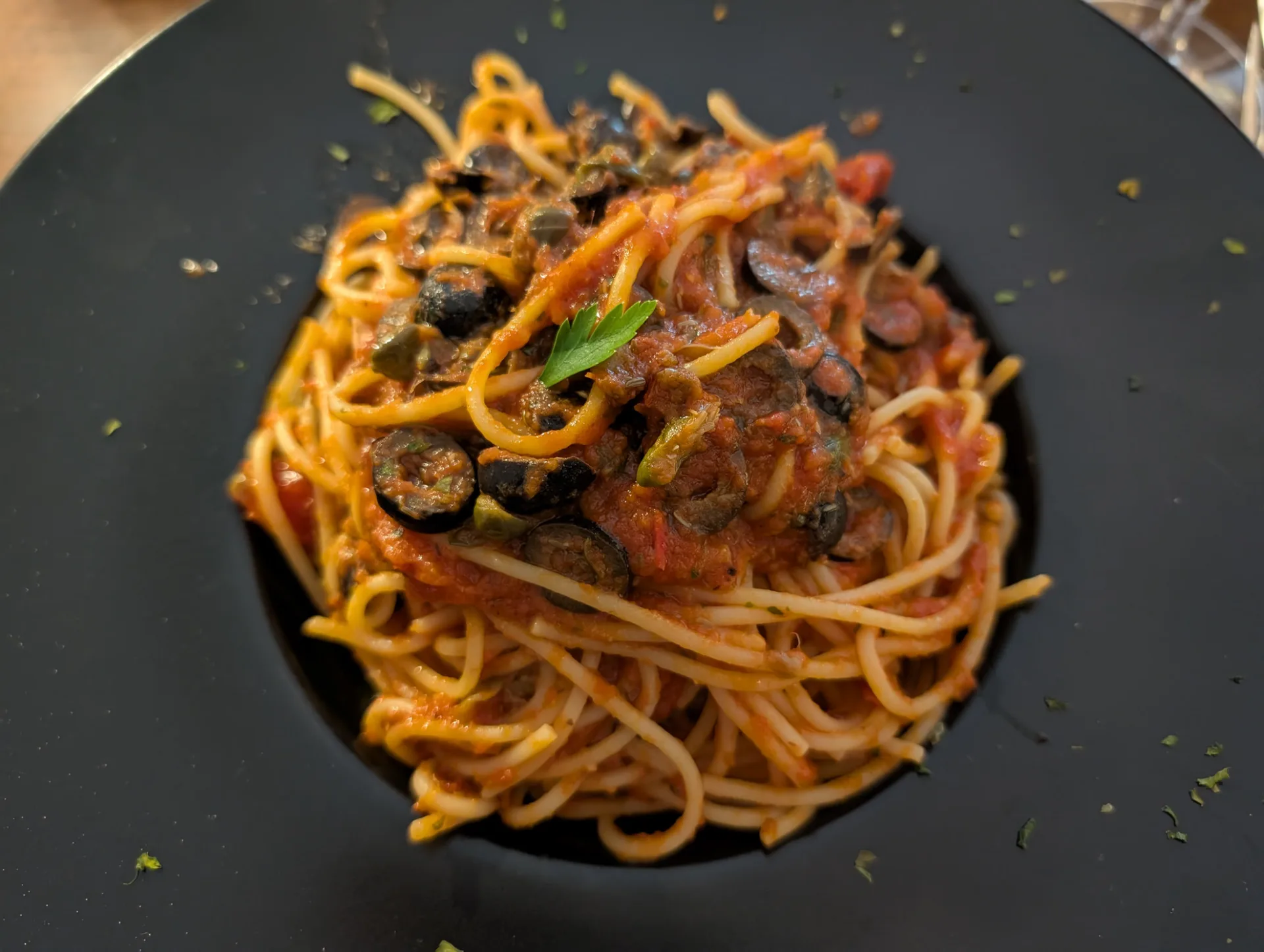 Spaghetti alla puttanesca im Restaurant Puoro