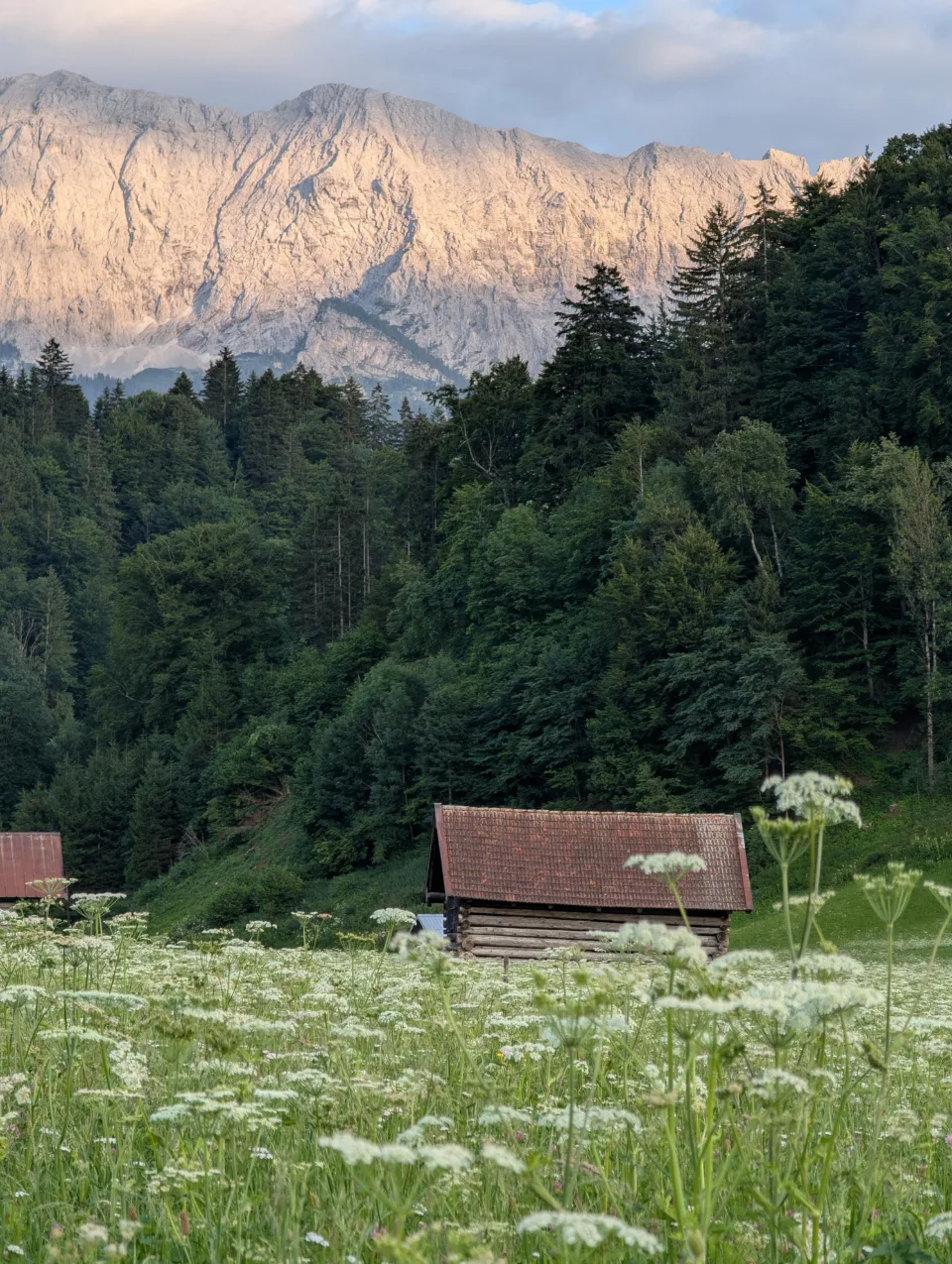 Heuschuppen unter dem Wettersteinmassiv im Abendlicht