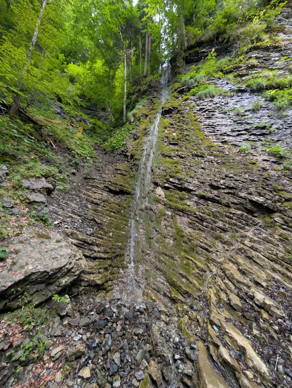 Schmaler Wasserfall durch Felsspalte