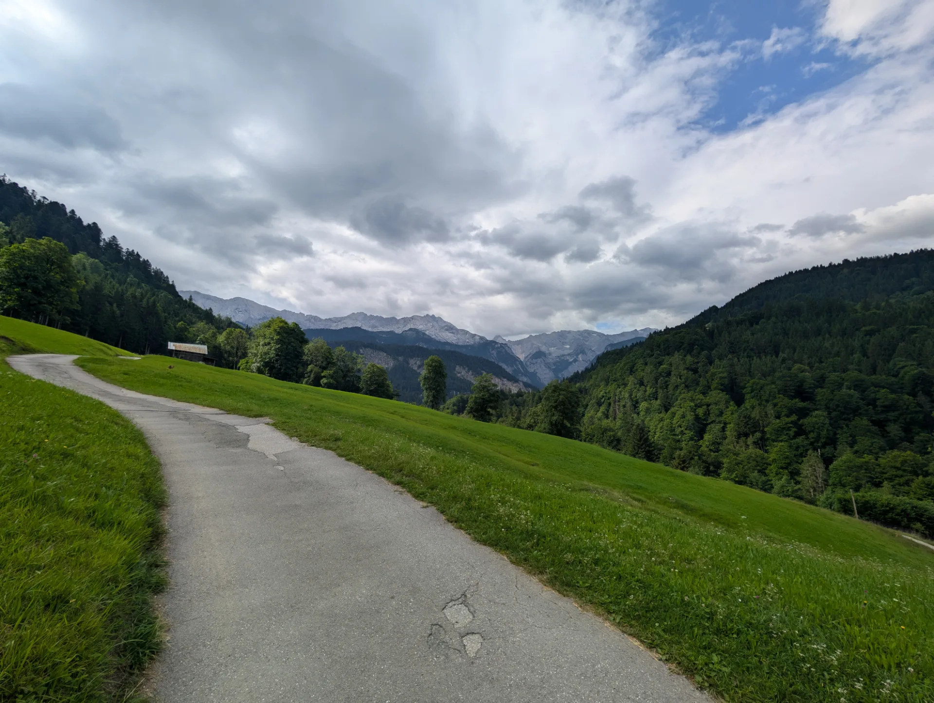 Wanderpfad mit Blick aufs Wettersteinmassiv