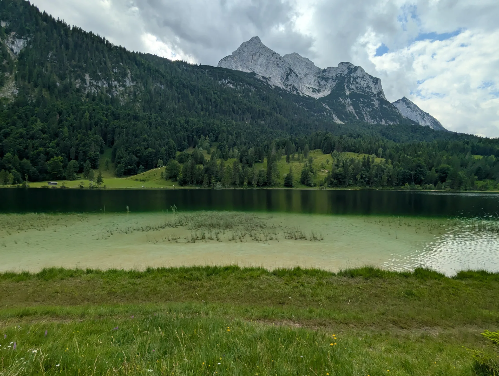Bergsee bei Mittenwald mit klarem Wasser