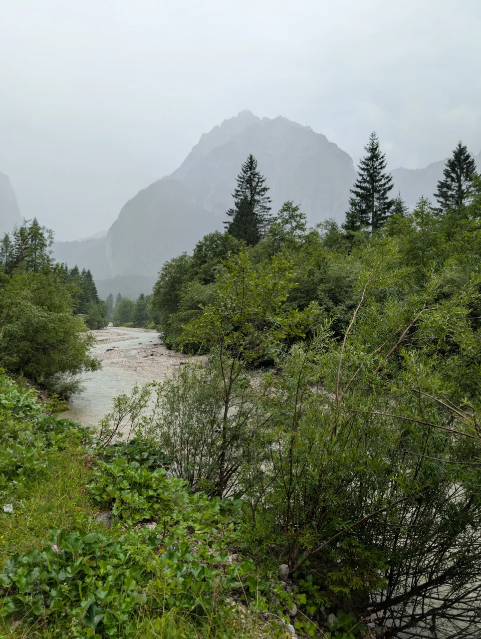 Wildbach durch dunstige Berge
