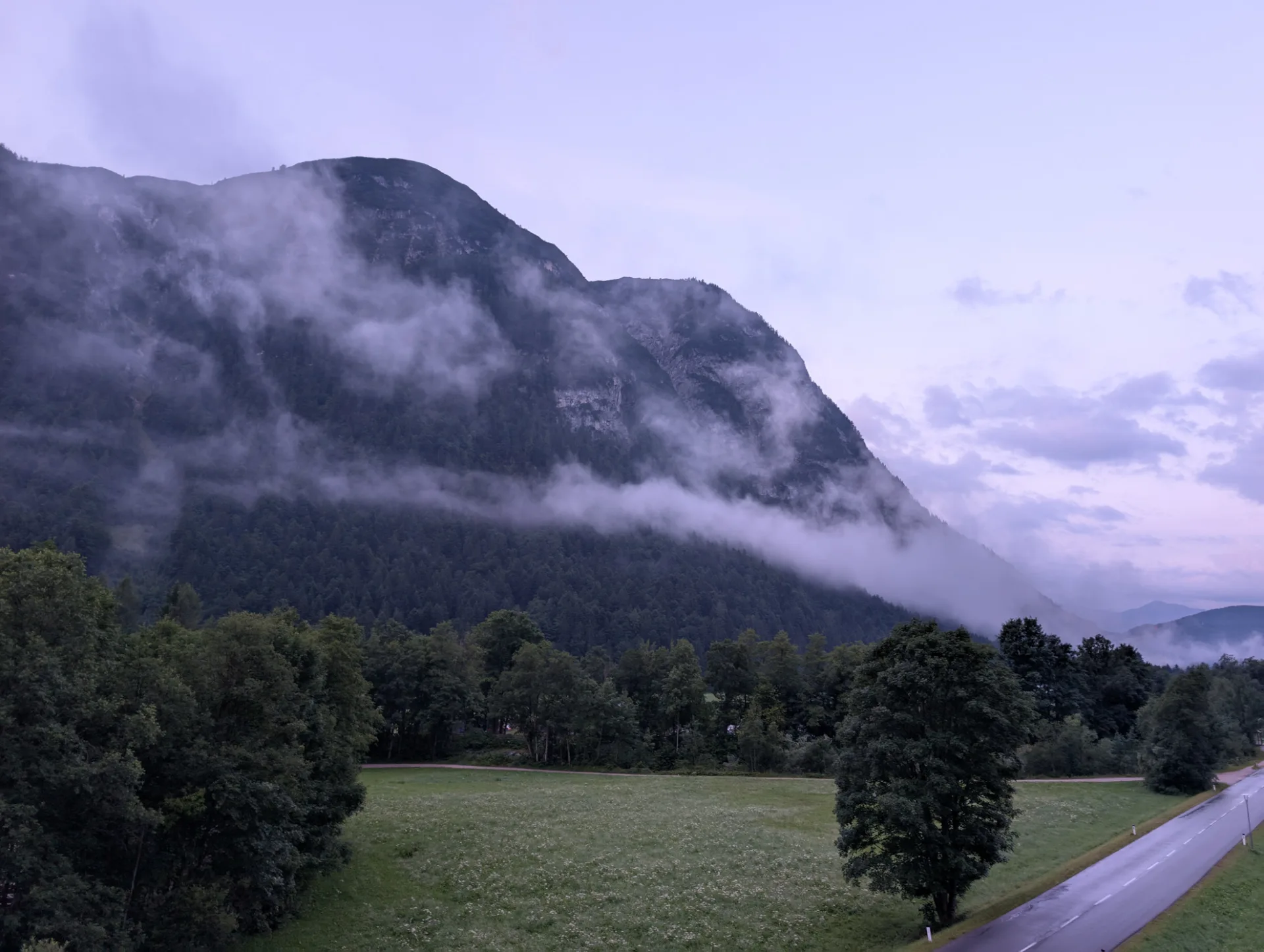 Berghang im Morgennebel