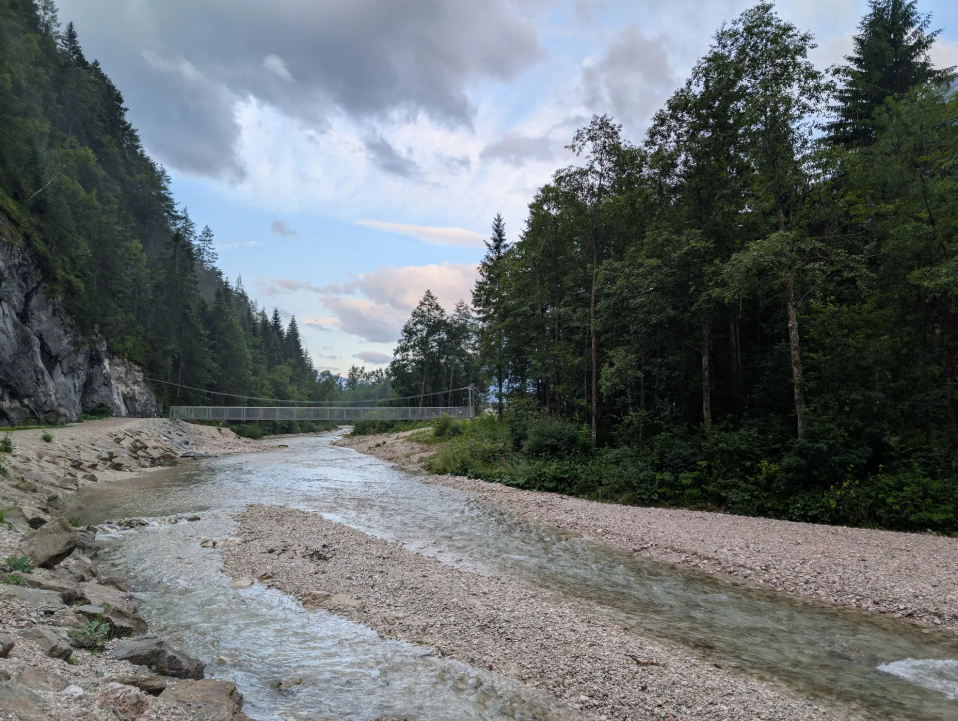 Hängebrücke über den Wildbach