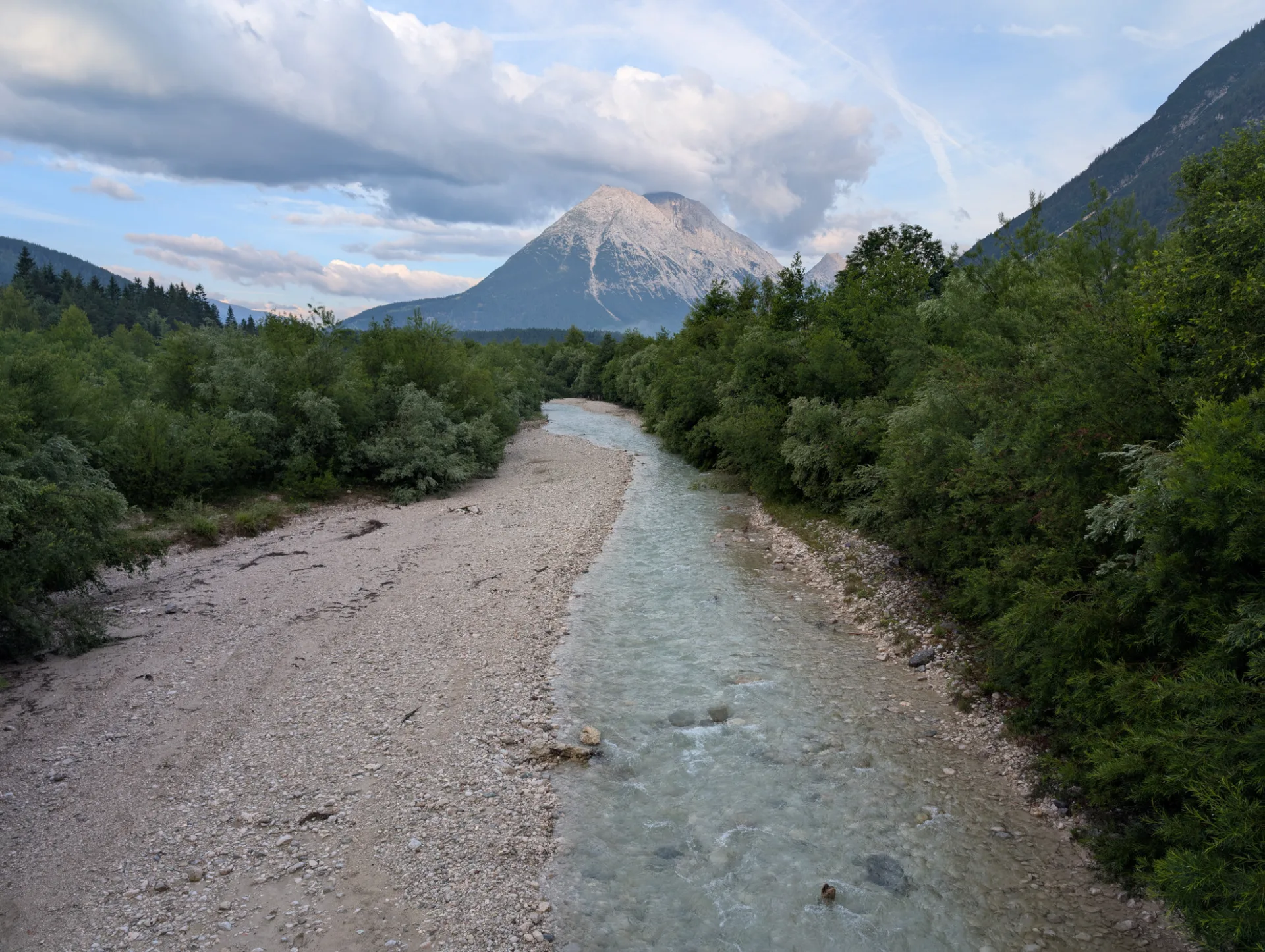 Wildbach mit Hoher Munde im Frühlicht