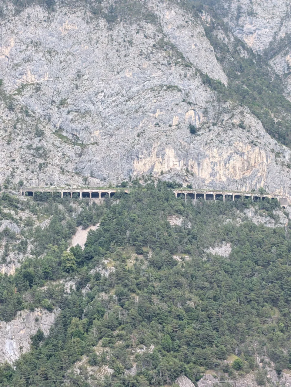 Bergstraßen-Brücke durch Felsmassiv