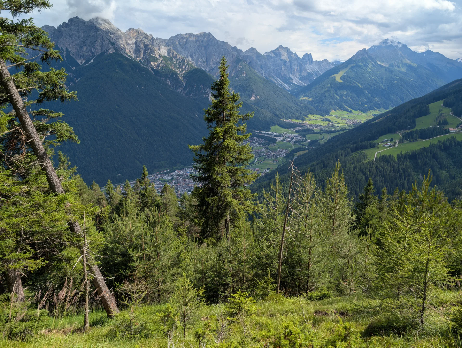Blick auf Fulpmes und die Stubaier Alpen — die Überquerung