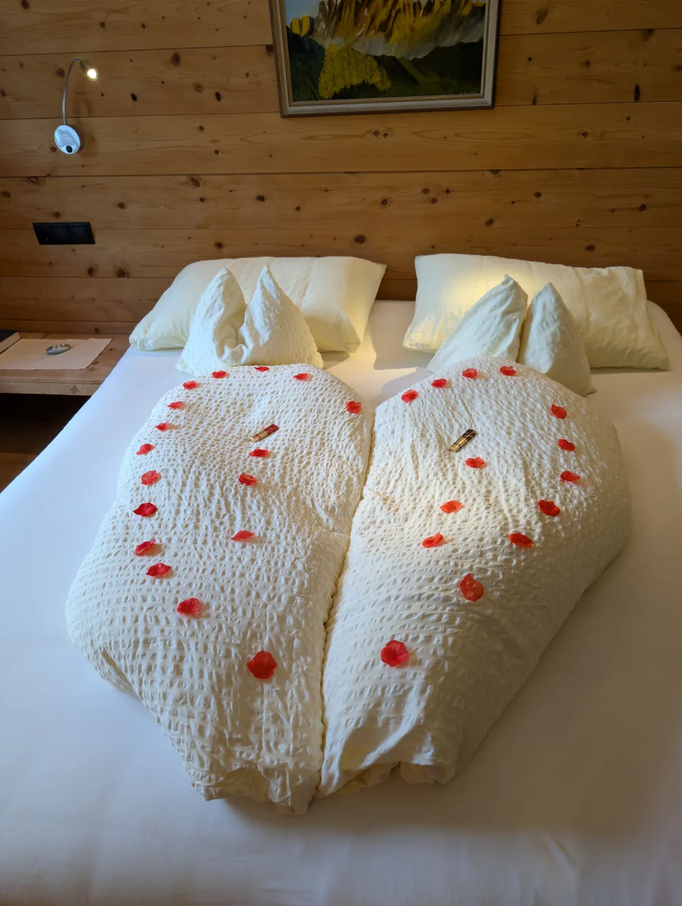 Geburtstags-Bett mit Rosenblüten im Hotel
