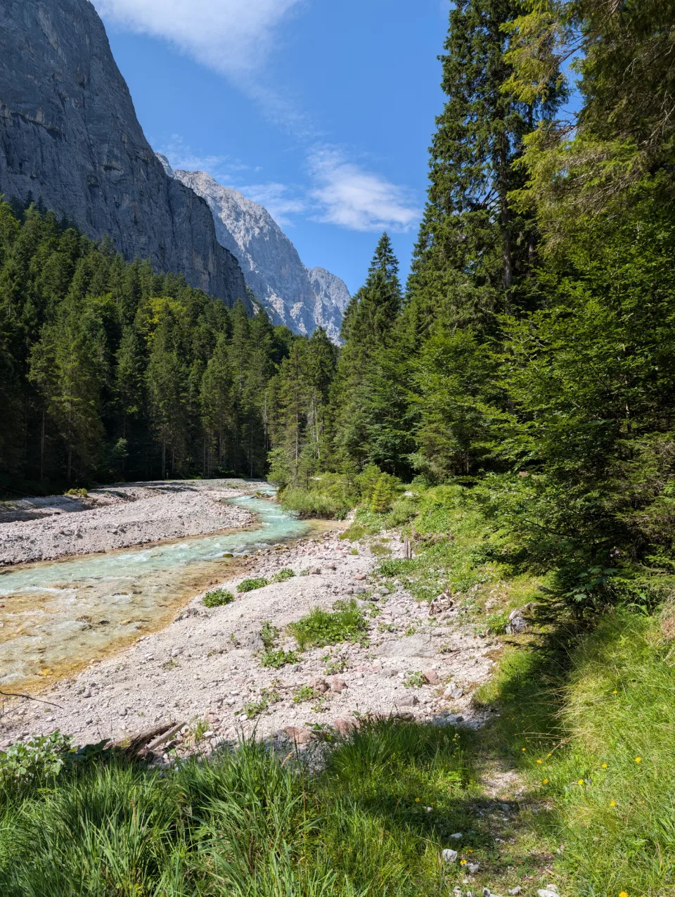 Türkisbach unterhalb des Wettersteinmassivs