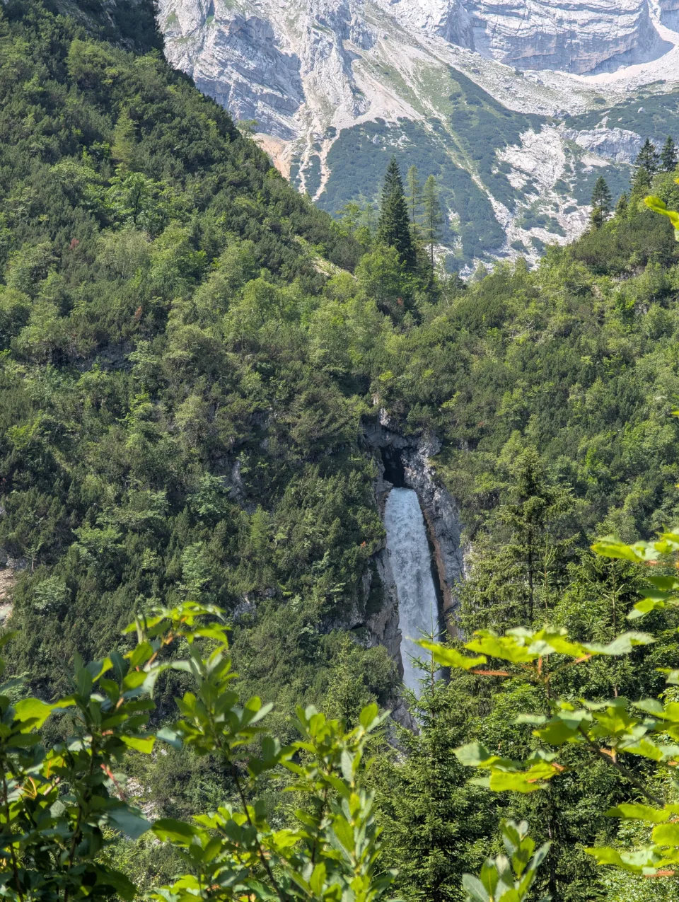 Wasserfall durch eine Schlucht