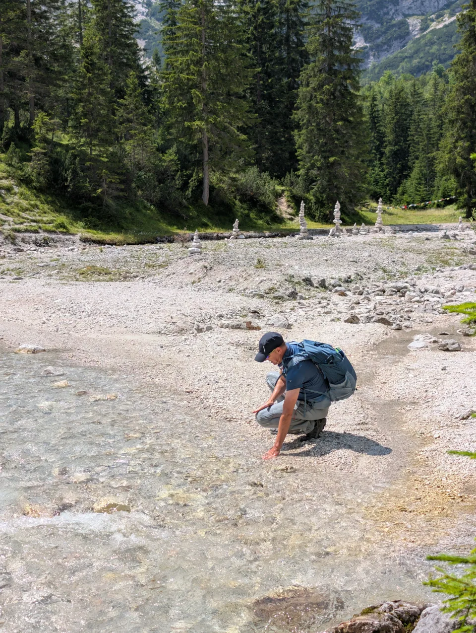Wanderer am Bach mit Steinmannln