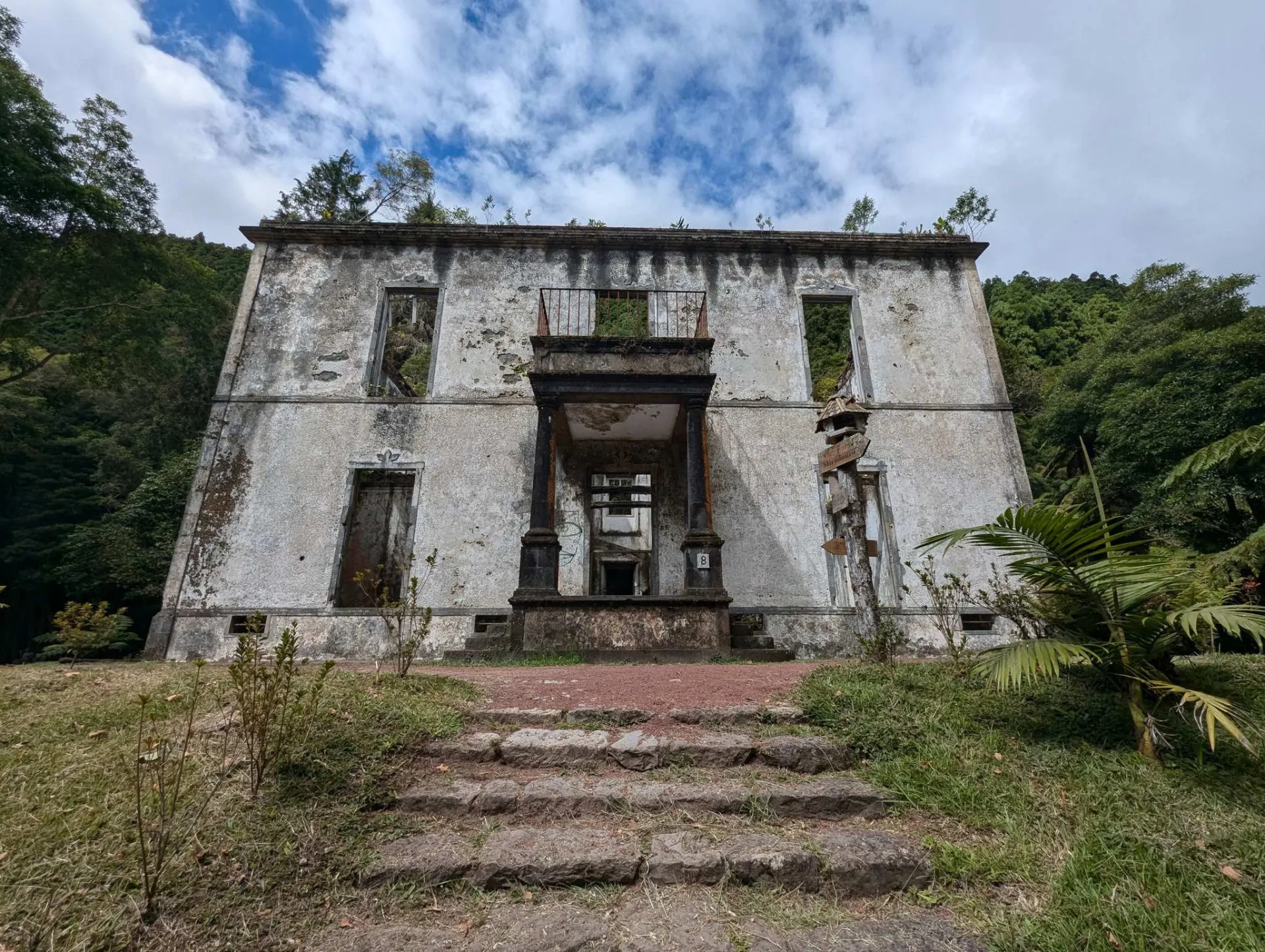 Verfallenes Herrenhaus an der Lagoa das Furnas