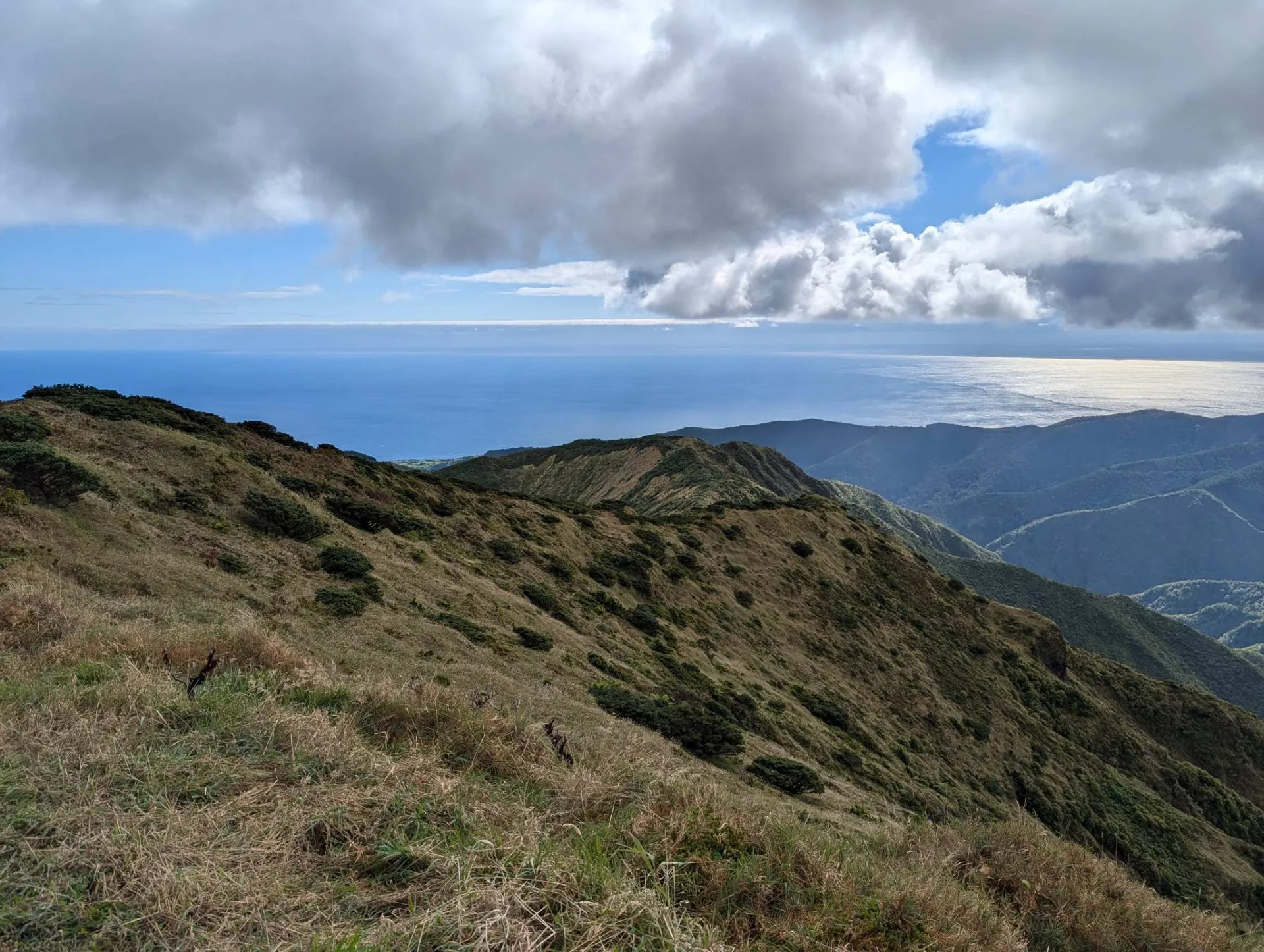 Auf dem Gipfelgrat des Pico da Vara über dem Atlantik