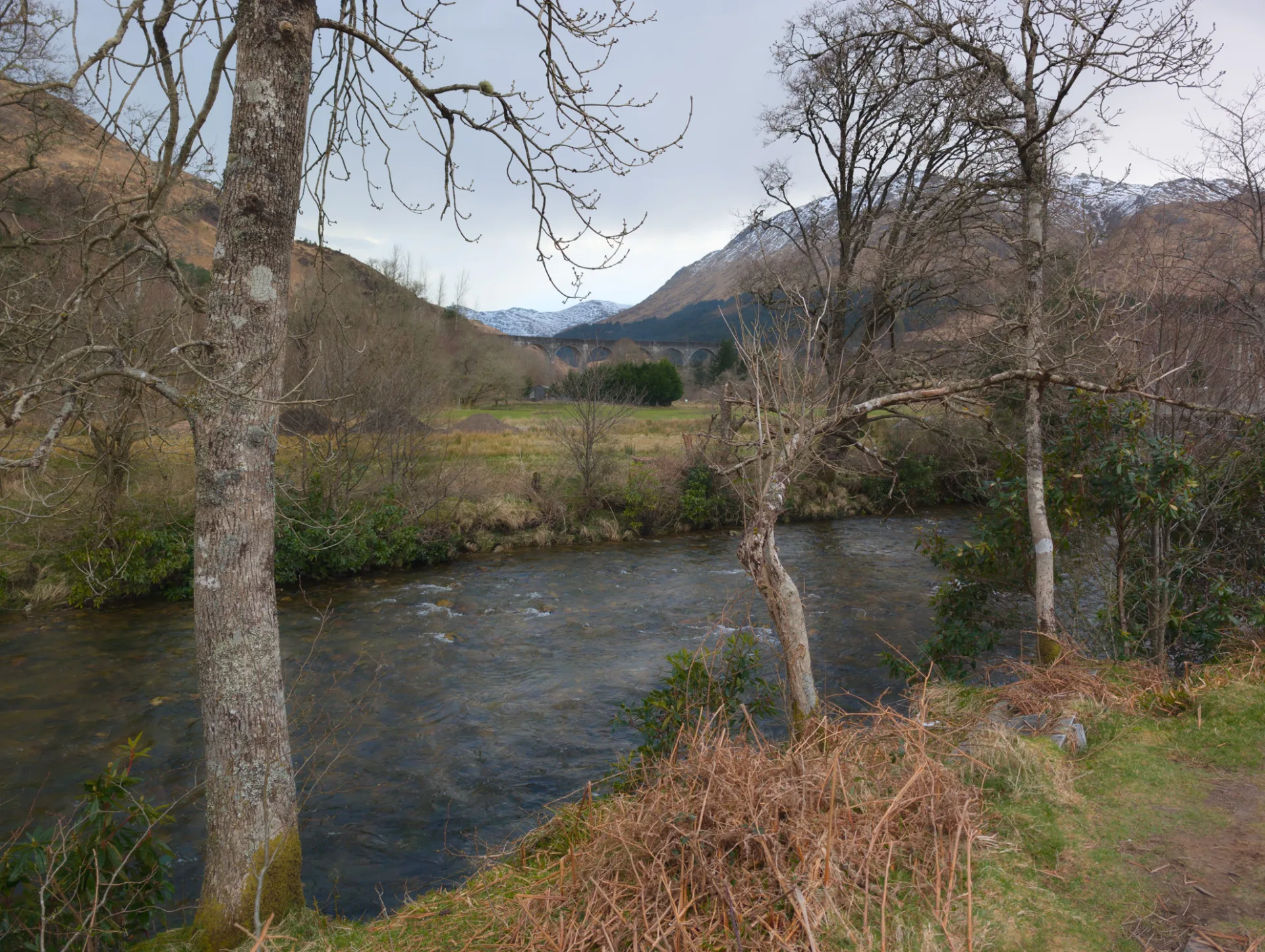 Aufbruch bei Glenfinnan — am Fluss