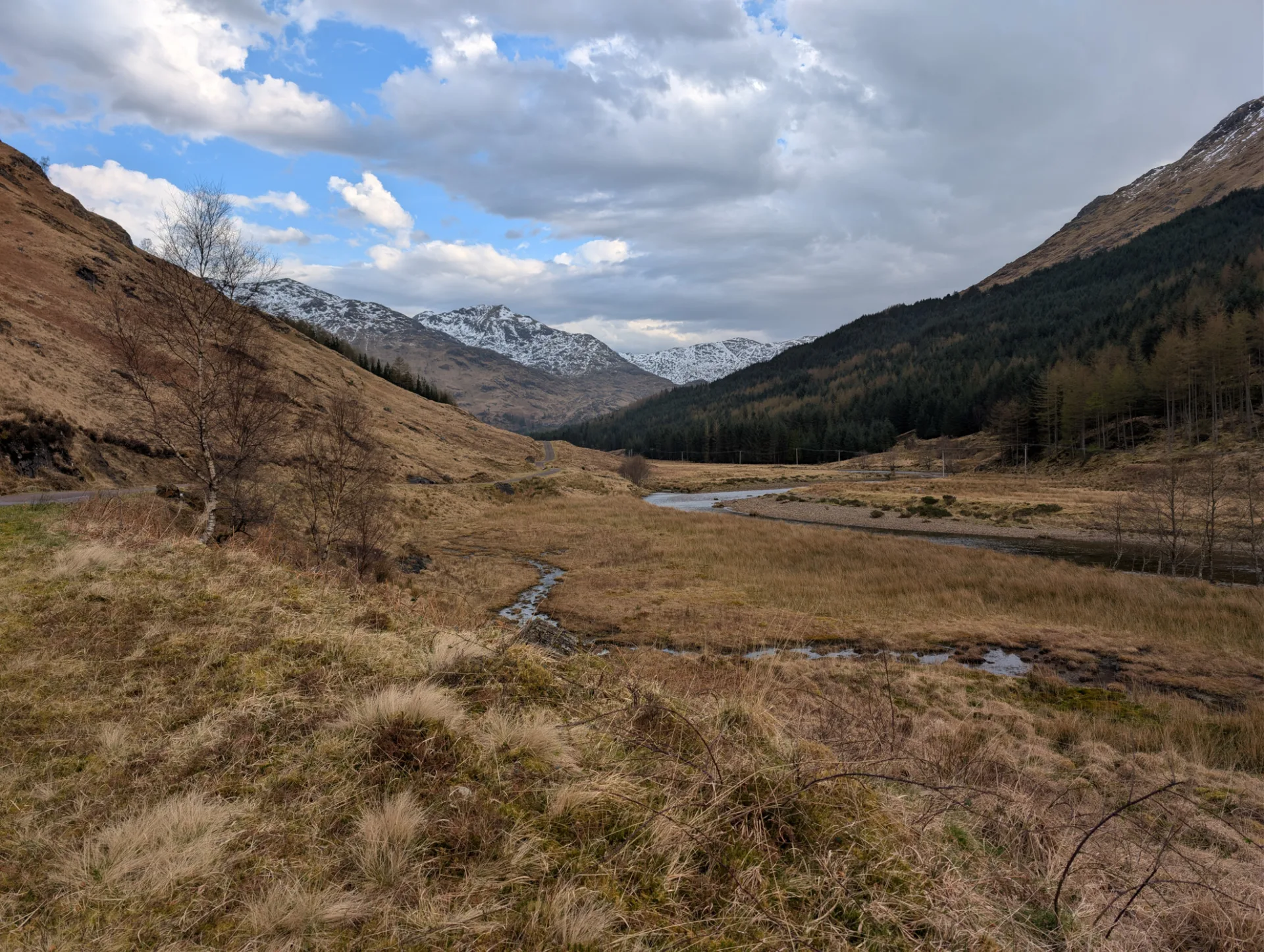 Glenfinnan-Tal mit den ersten schneebedeckten Bergen im Hintergrund