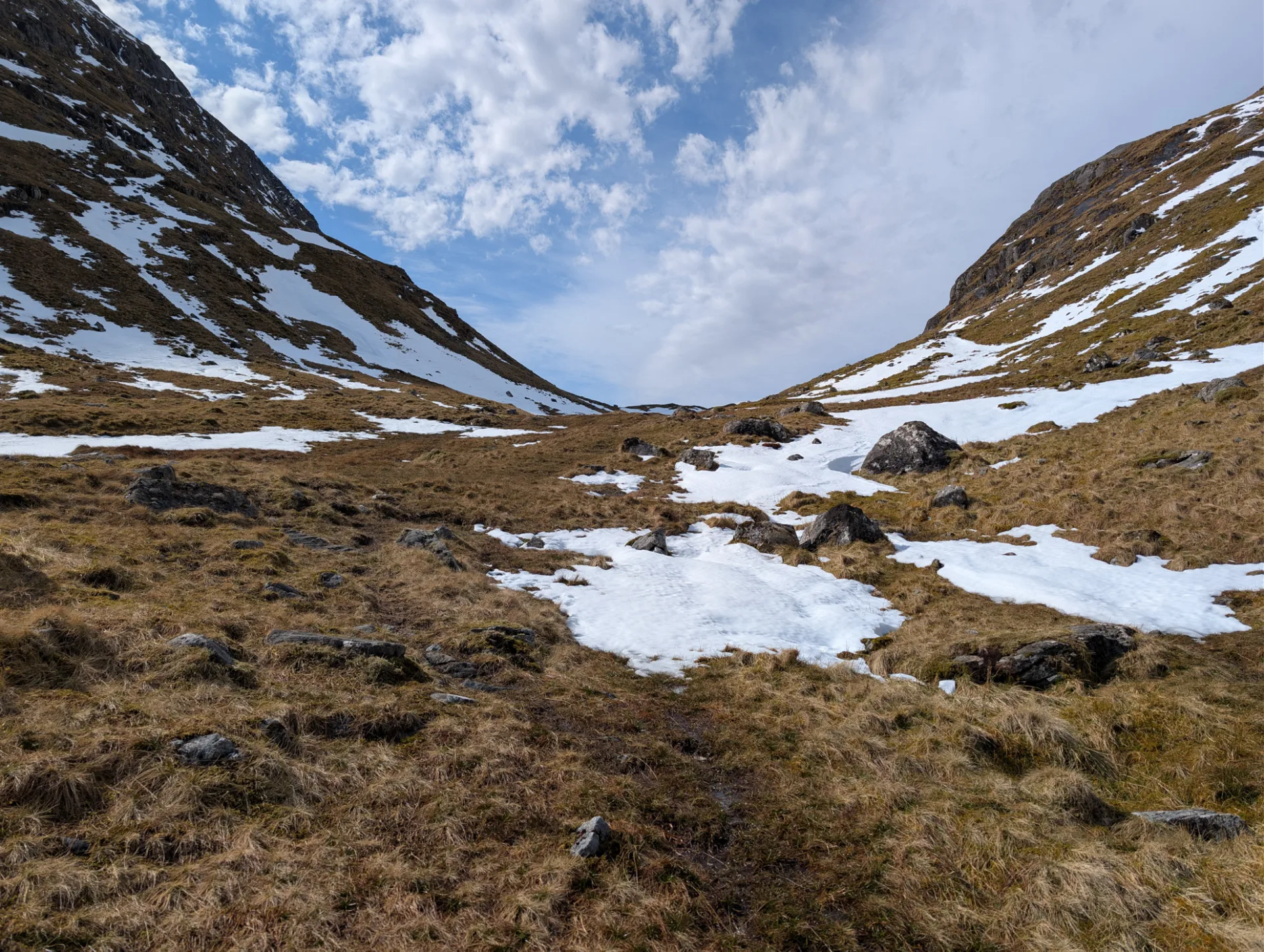 Schnee-Senke zwischen den Bergrücken