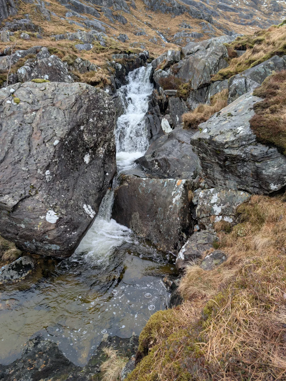 Wasserfall zwischen Felsen — Detail