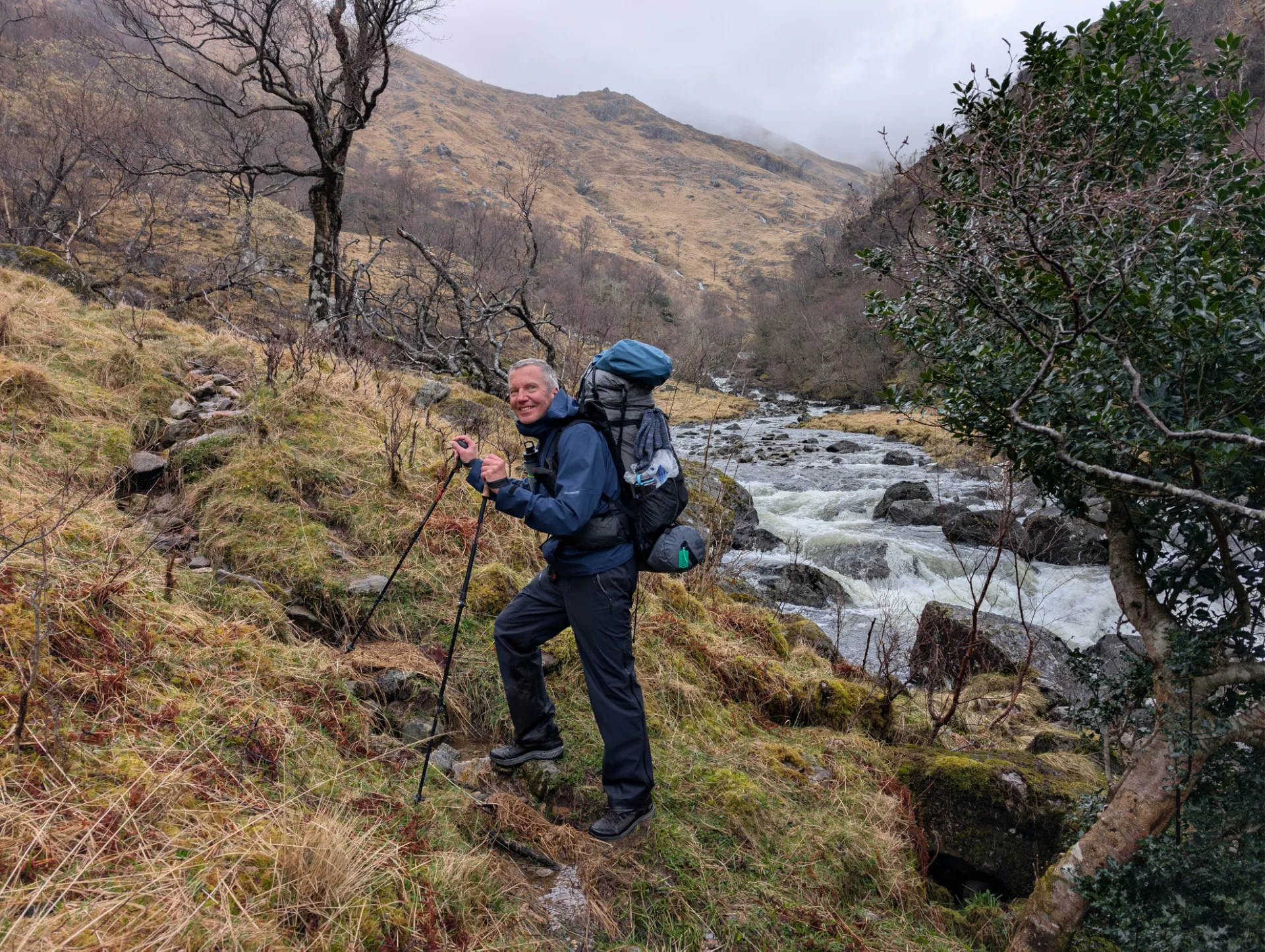 Aufbruch in die Rough Bounds — voll bepackt, mit Wanderstöcken