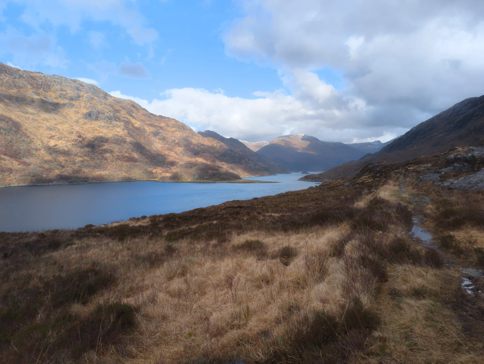 Loch Hourn — klassisches Panorama mit Schneebergen am Ende