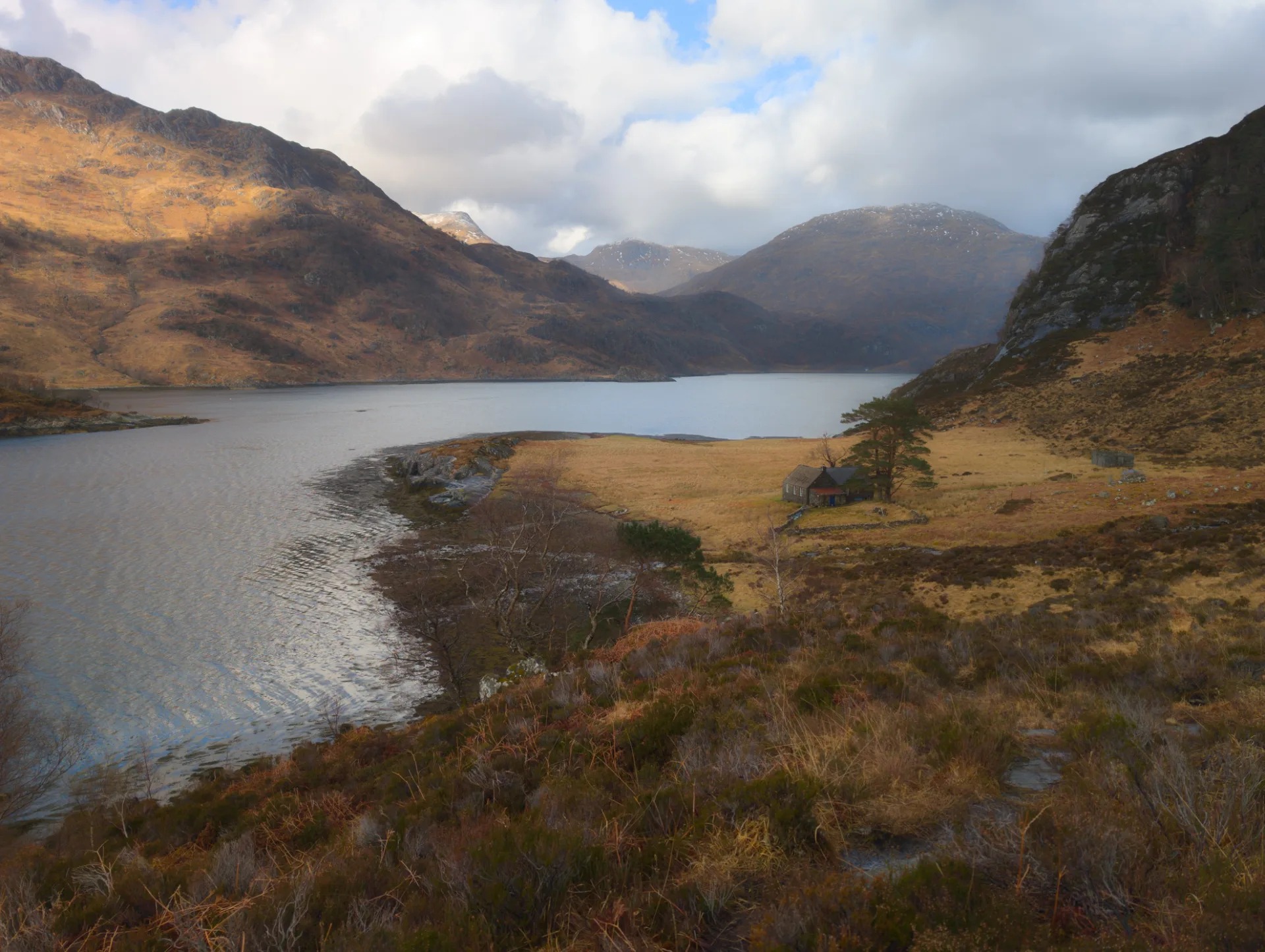Einsame Hütte am Ufer kurz vor Kinloch Hourn