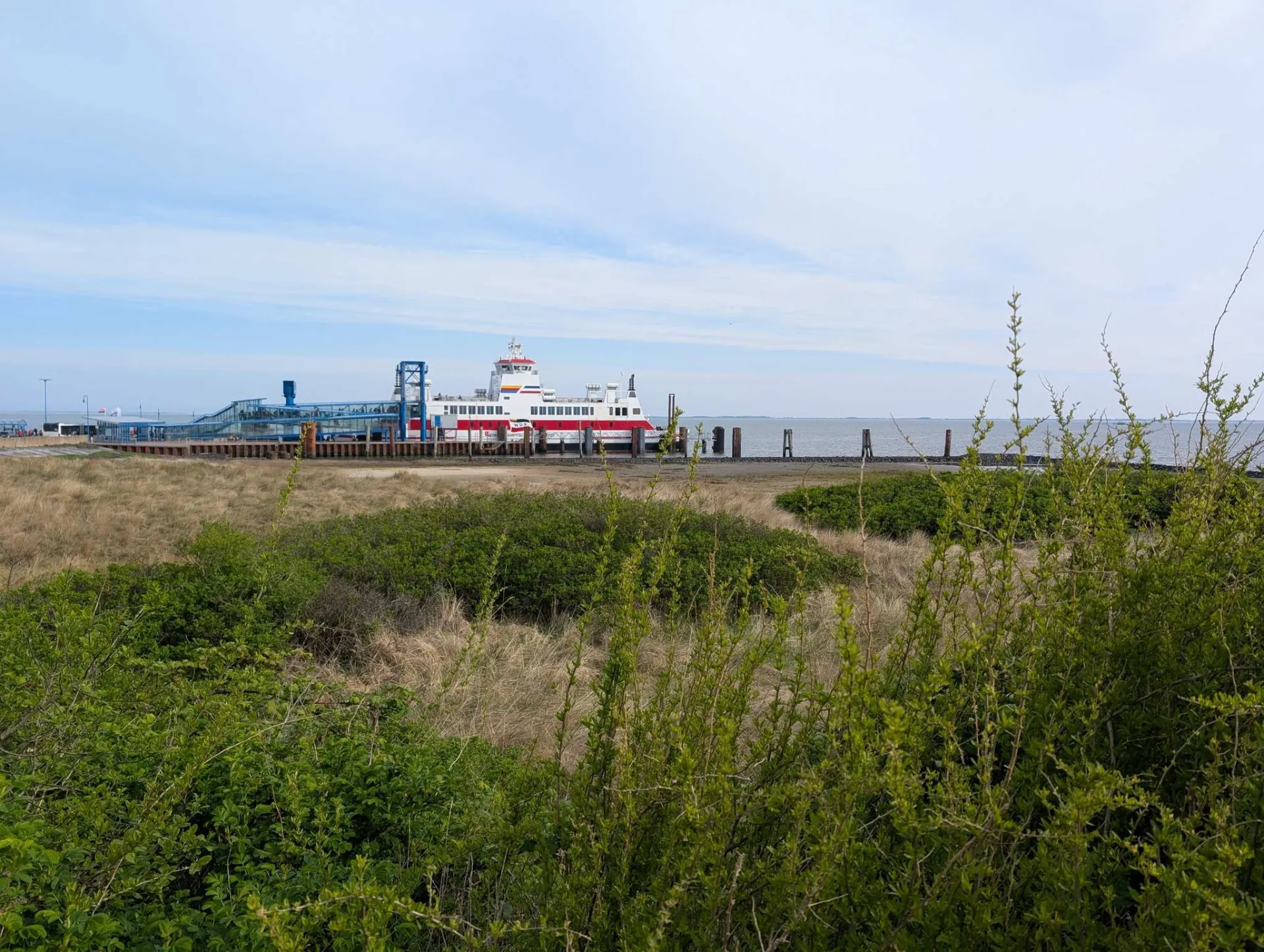 Mit der Fähre nach Amrum – am Anleger wartet das rot-weiße Schiff.
