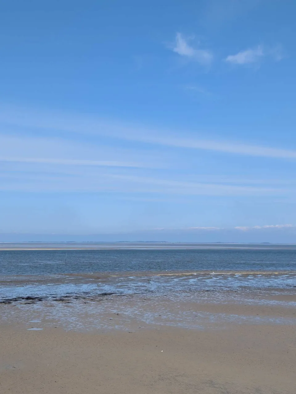 Der weite Kniepsand auf Amrum – kilometerbreiter Strand unter hohem Himmel.