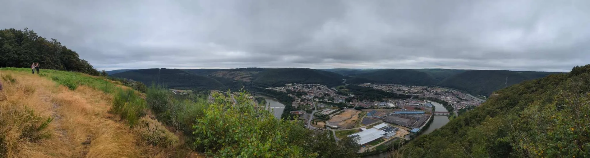Das Panorama auf die Maasschleife von Revin – die Stadt liegt ganz vom Fluss umschlungen.