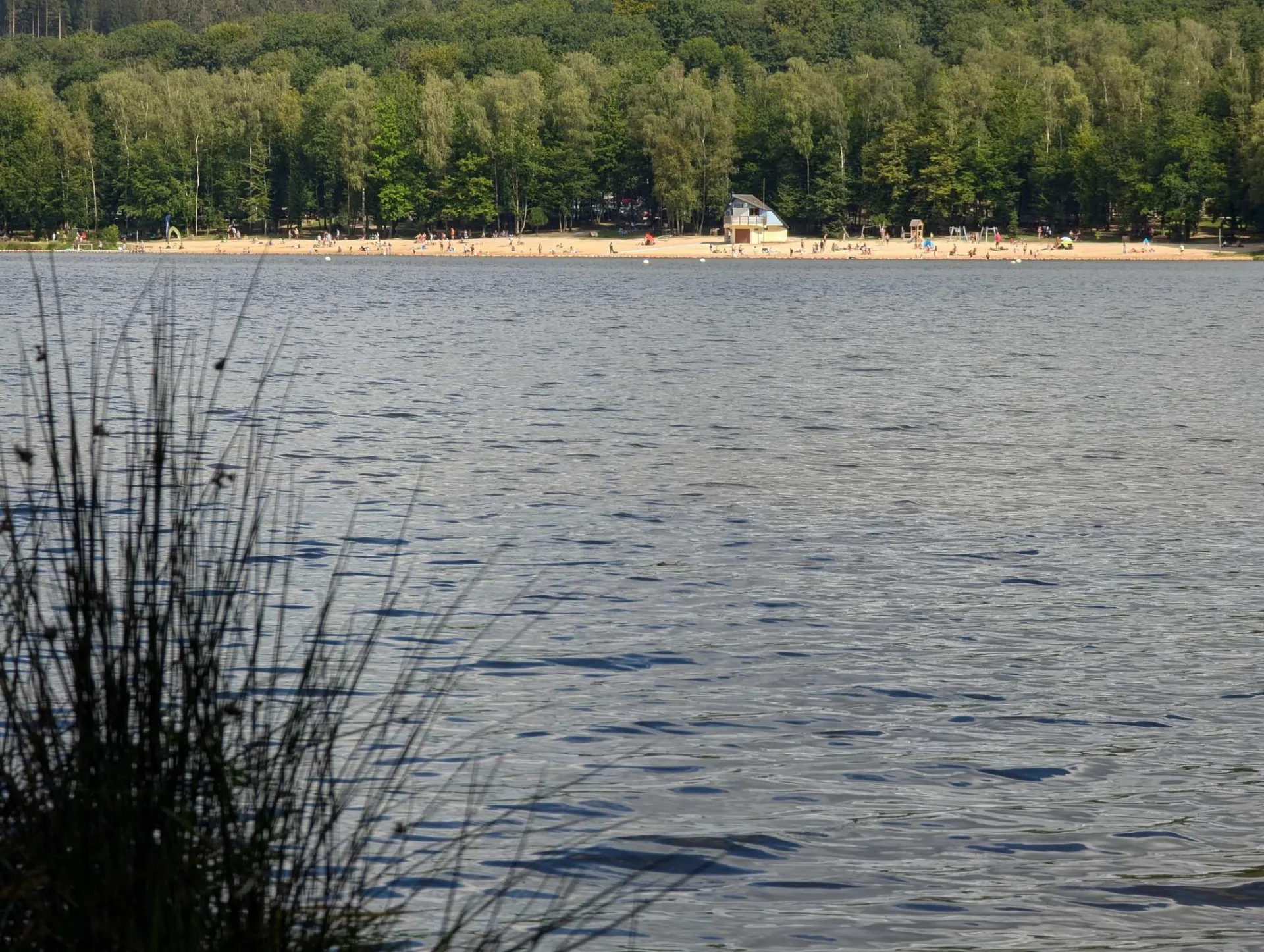 Am anderen Ufer das Strandbad – dort verbrachte die Familie die Tage mit Sonnenbaden.