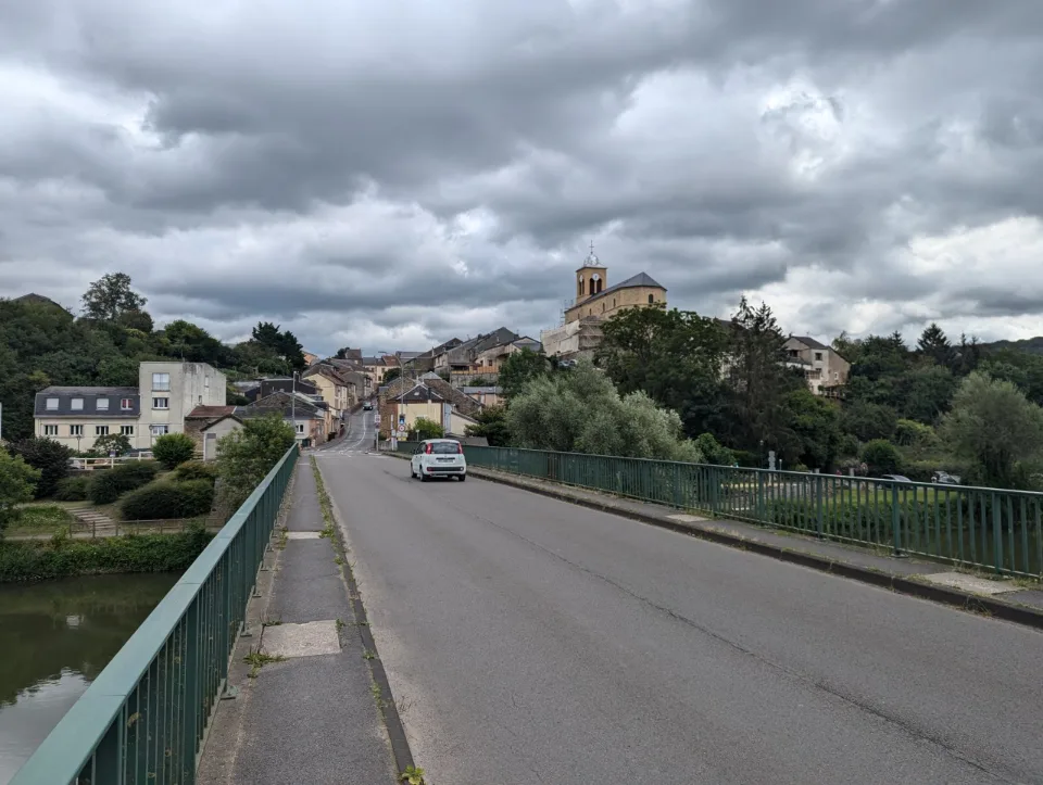 Von der Brücke der Blick auf Montcy-Saint-Pierre, die Kirche gerade eingerüstet.