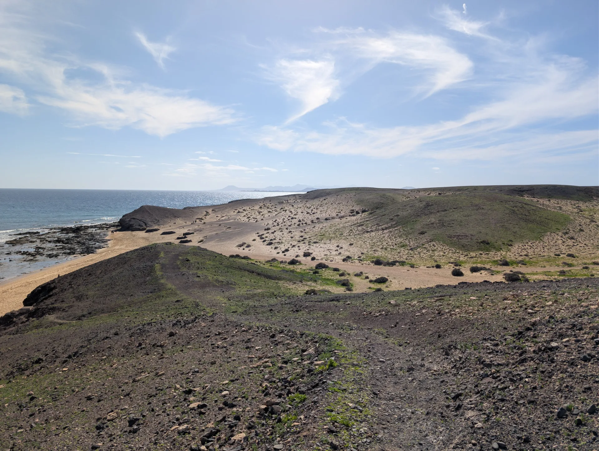 Weiter Blick über die Buchten der Papagayo-Strände.