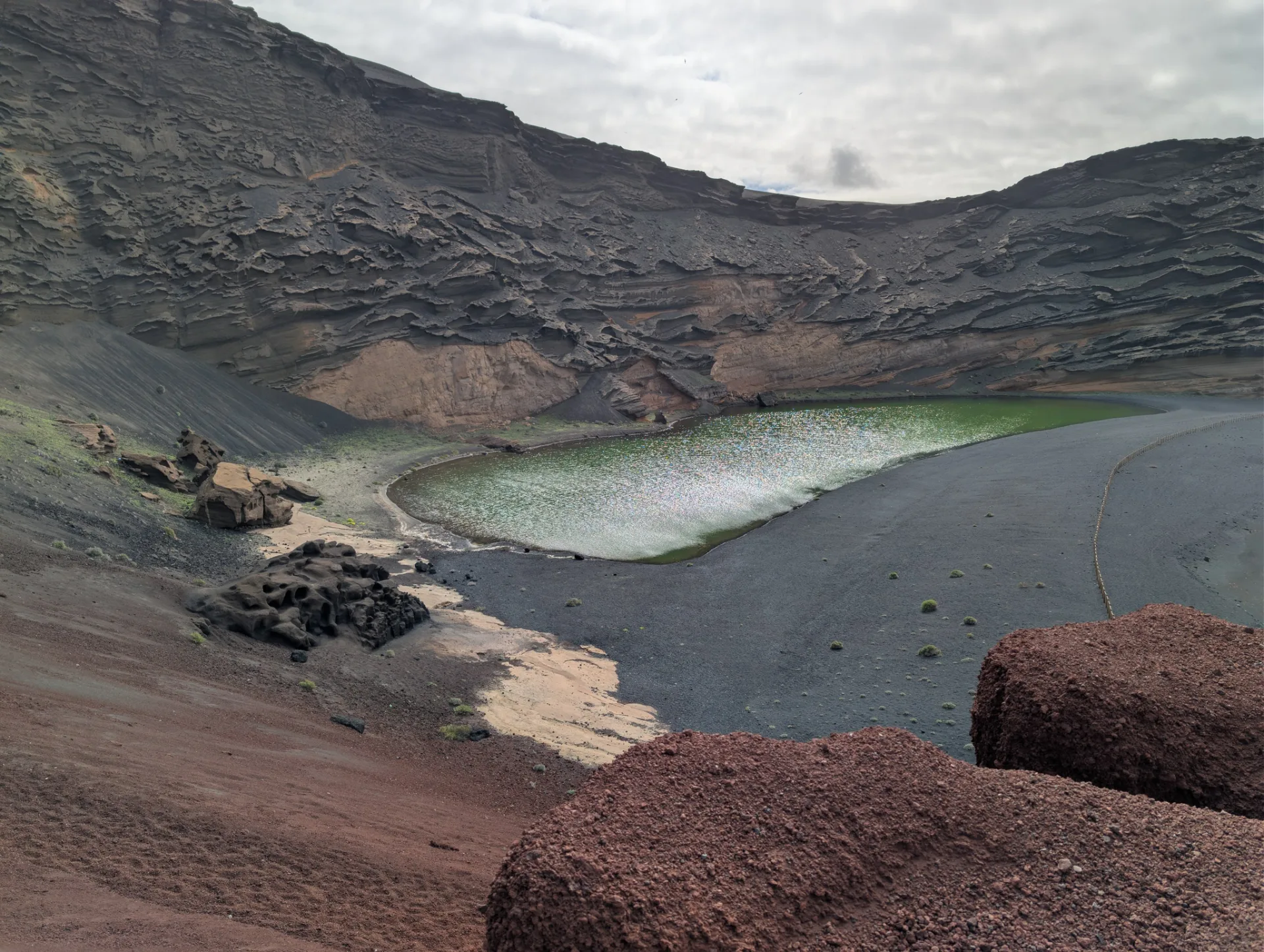 El Golfo: die grüne Lagune in einem halb ausgewaschenen Krater (Charco de los Clicos).