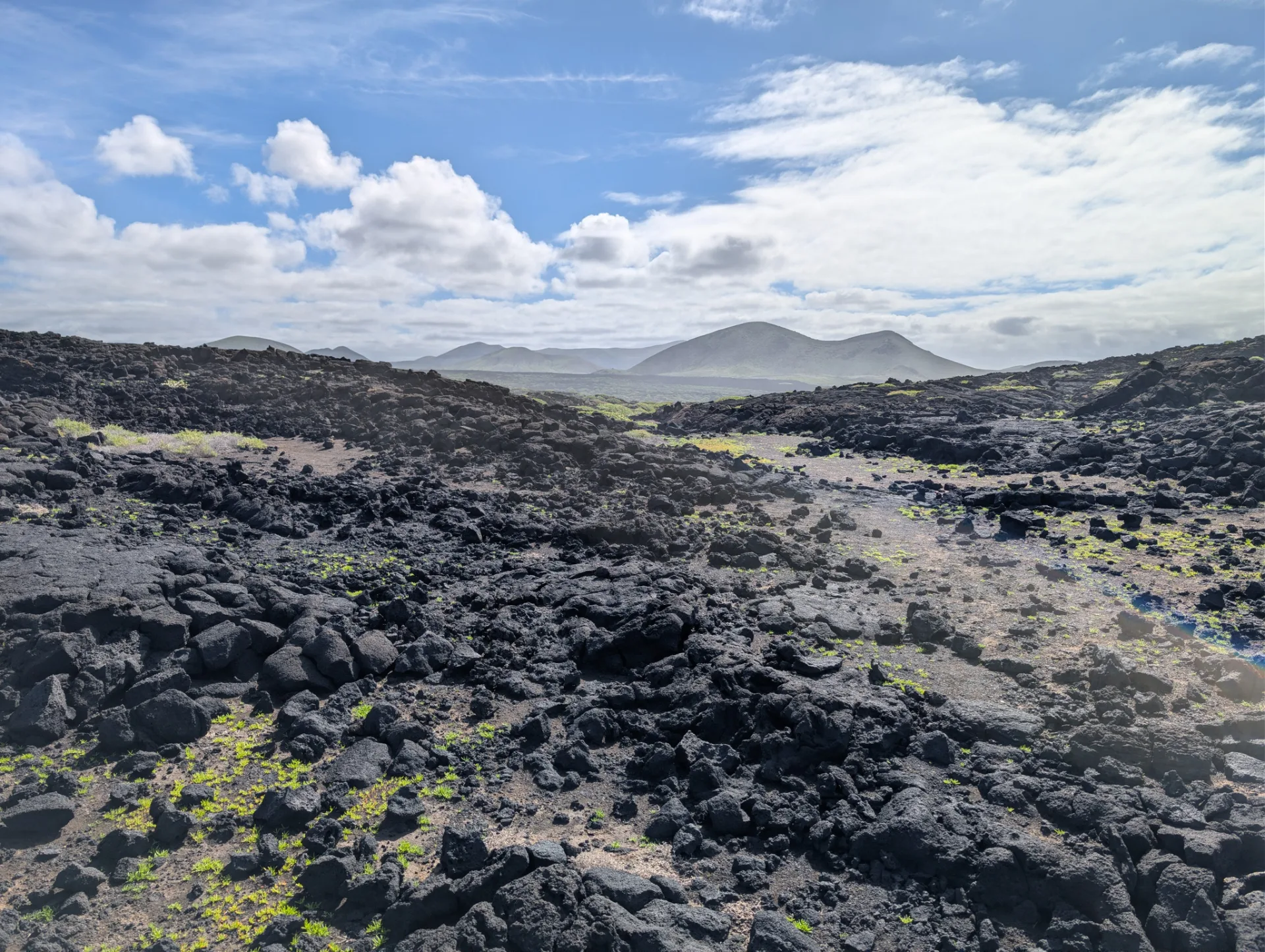 Endlose Lavafelder ziehen sich bis ans Meer.
