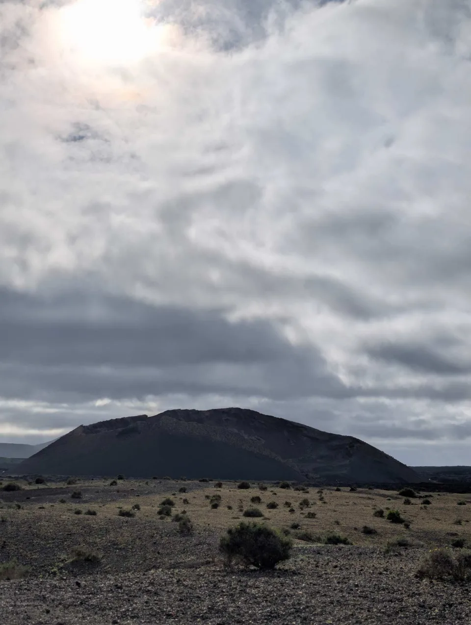 Der Caldera del Cuervo entgegen über die dunkle Lavaebene.