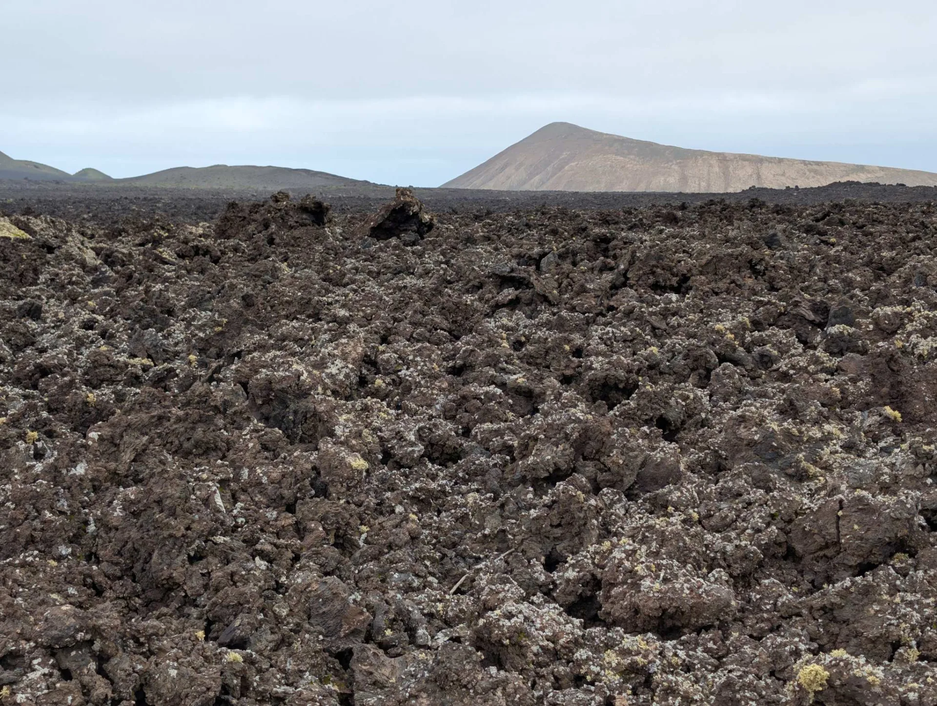 Über rötliche Lavafelder Richtung Caldera de la Rilla.