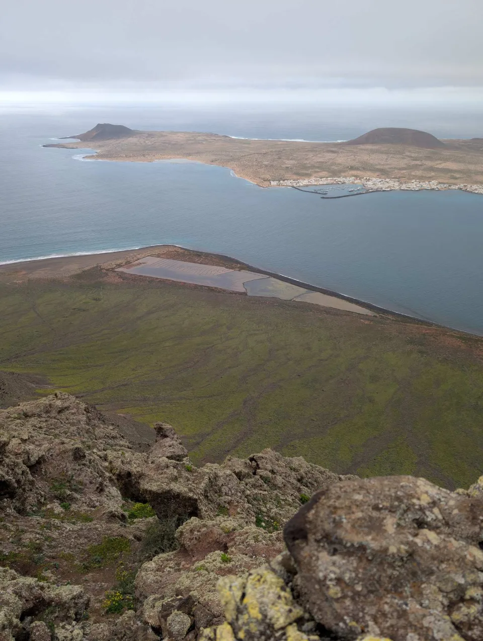 Tief unten die Bucht am Camino de los Gracioseros.