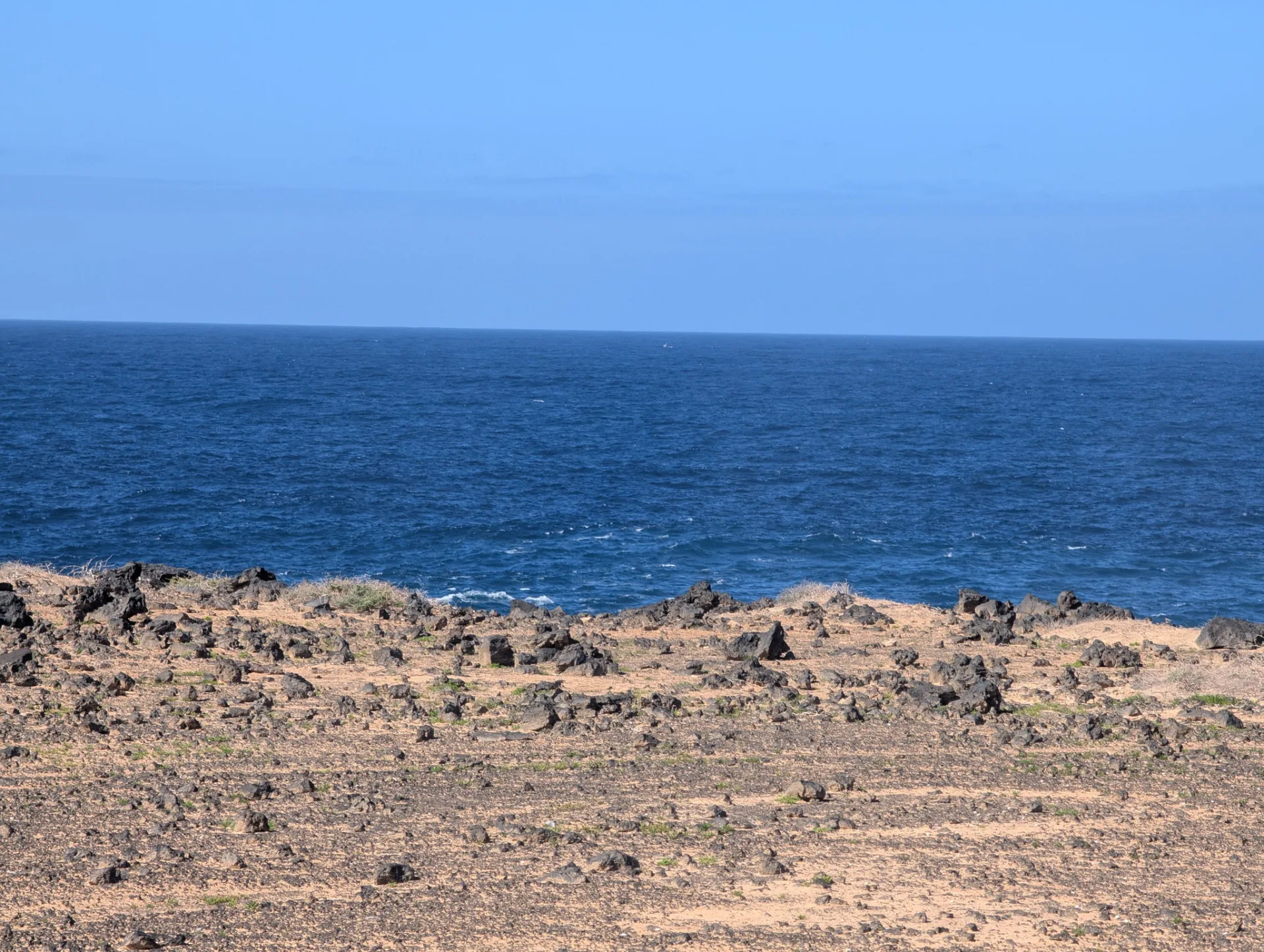 Sandpisten und tiefblaues Meer auf der autofreien Nachbarinsel.