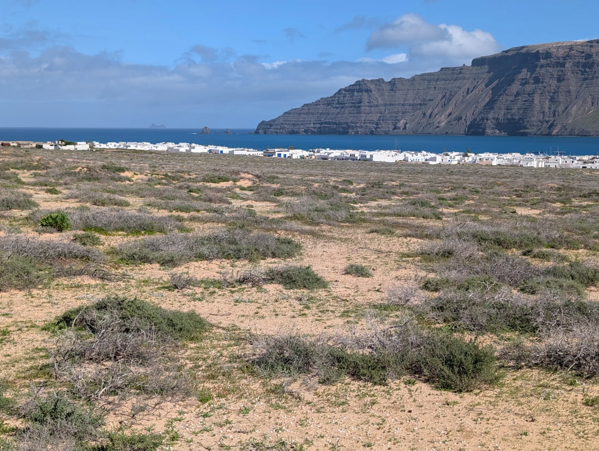 Zurück über die weite Ebene, gegenüber das Famara-Massiv von Lanzarote.