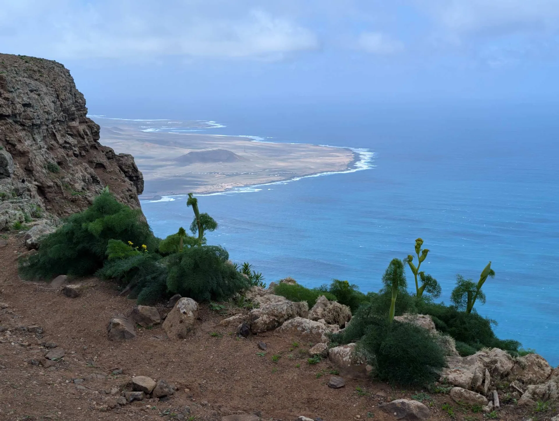 Vom Klippenrand der Blick auf den langen Strand von La Graciosa.