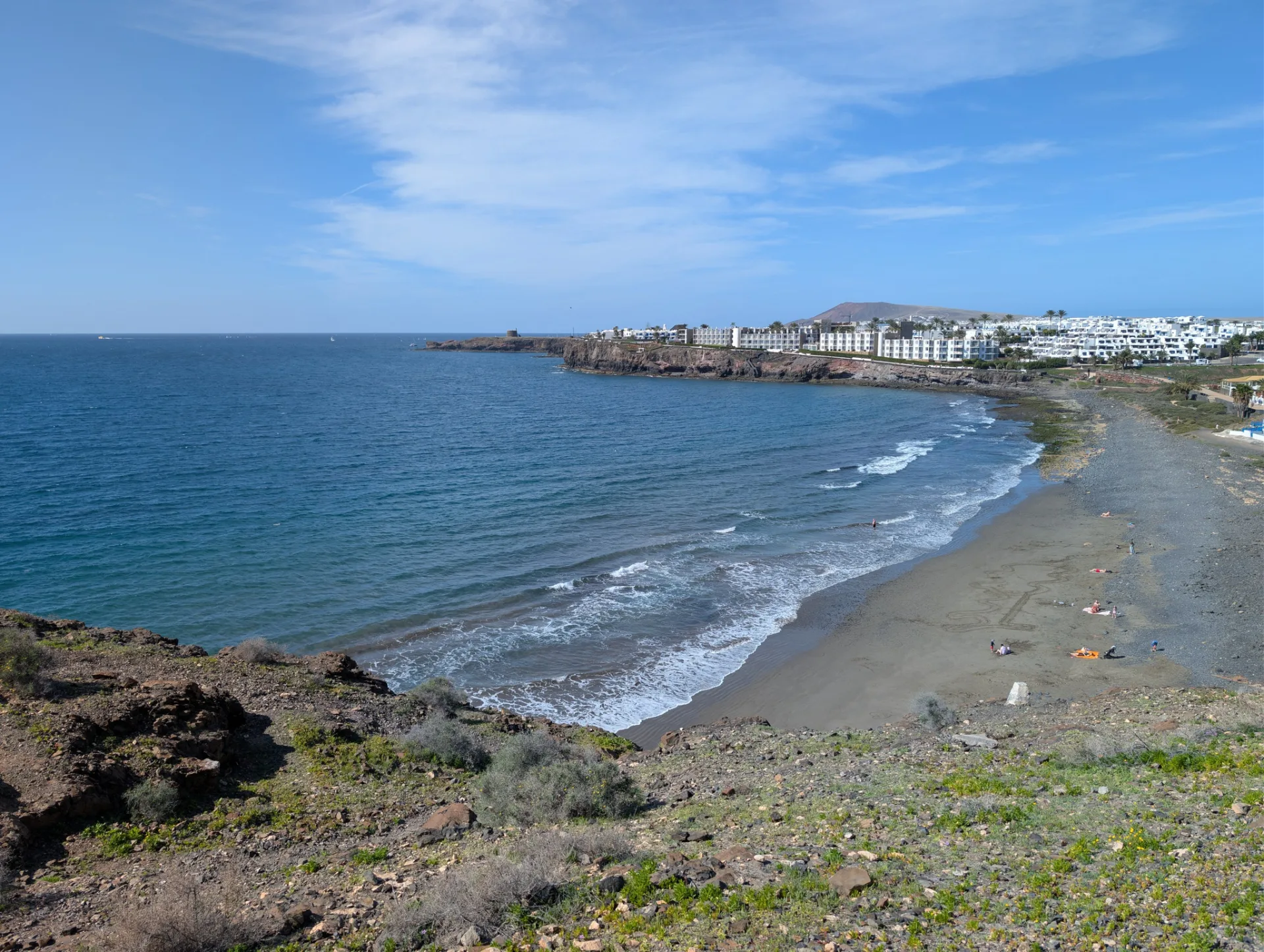 Der Ort Playa Blanca an seiner Bucht, davor türkises Wasser.