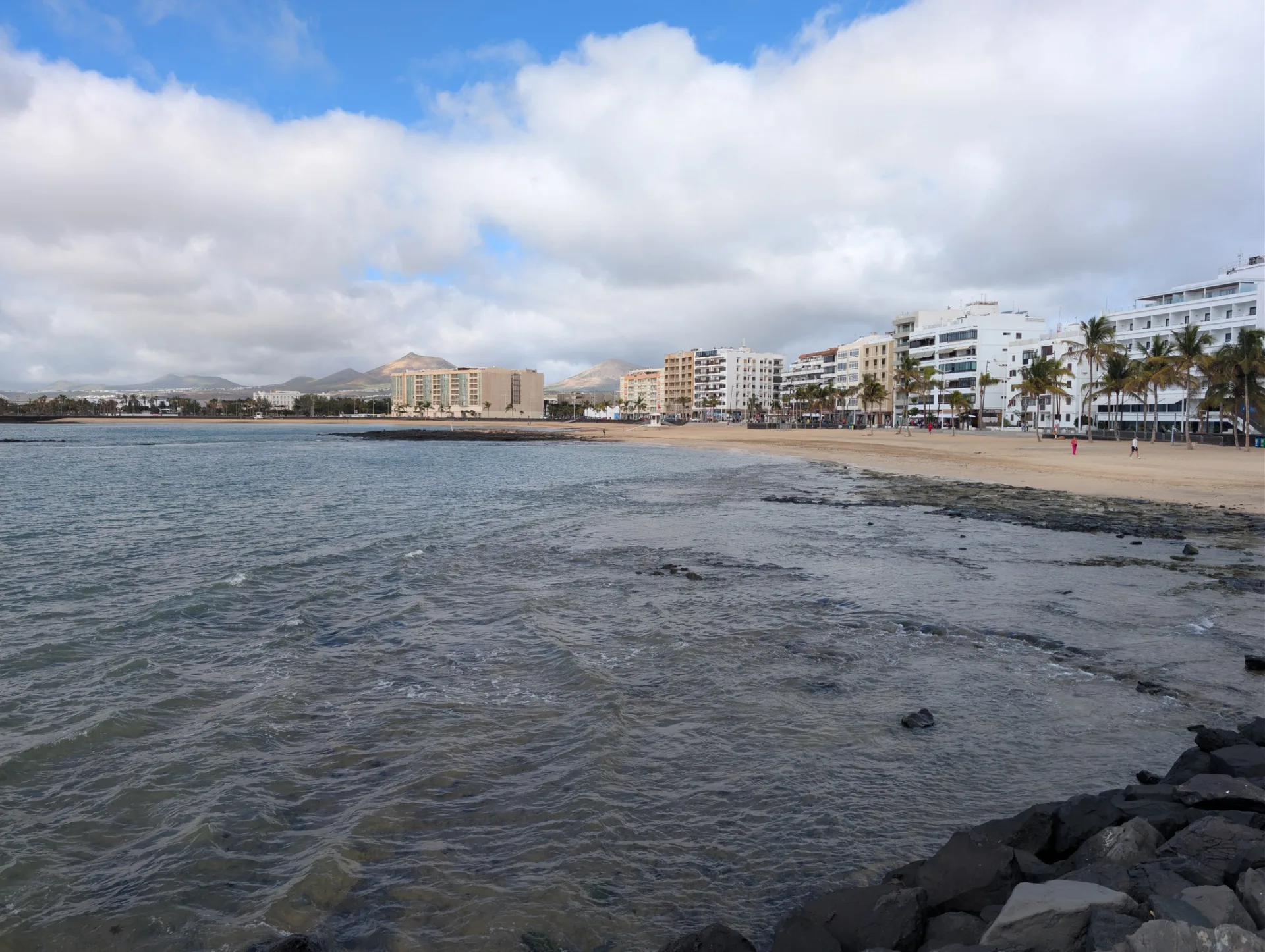 Die Uferpromenade von Arrecife mit ihren weißen Häusern.