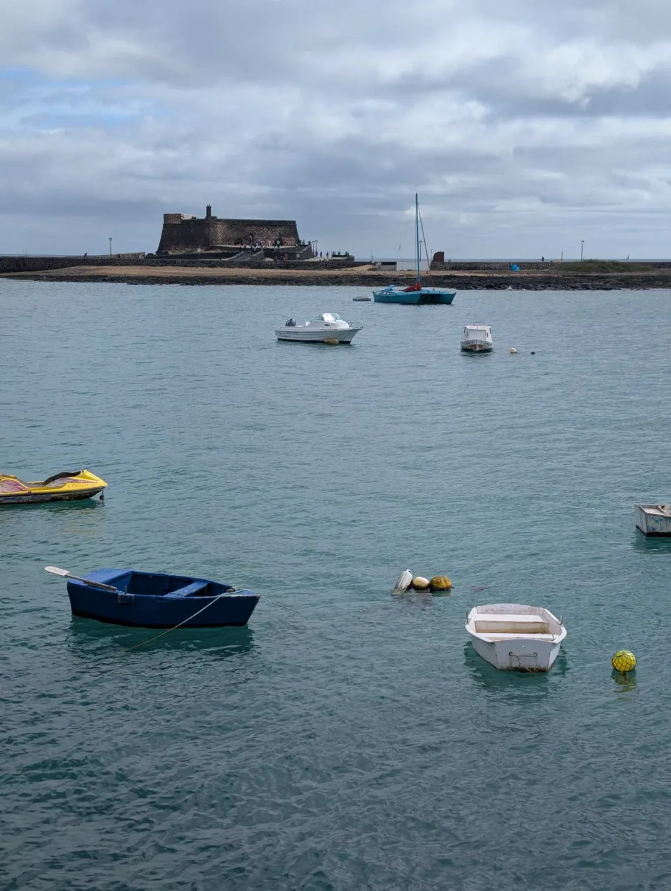 Das Castillo de San Gabriel auf seiner Insel, davor Fischerboote.