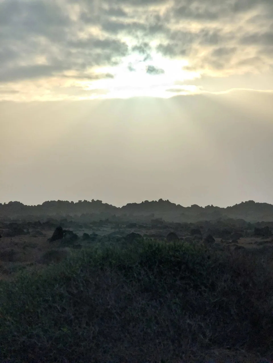 Die Sonne sinkt hinter die Hügel – Abend an der Costa del Rubicón.