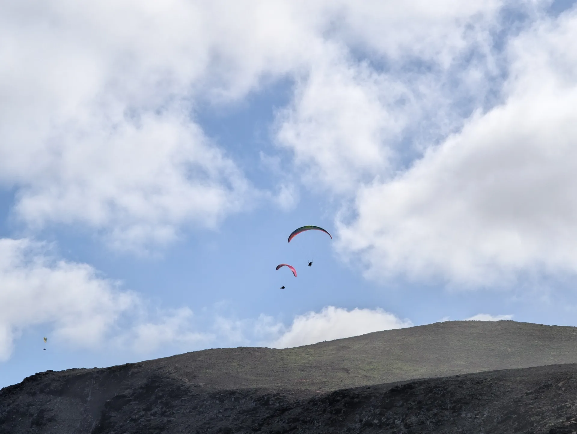Noch ein Gleitschirm – die Gegend ist bei Fliegern beliebt.