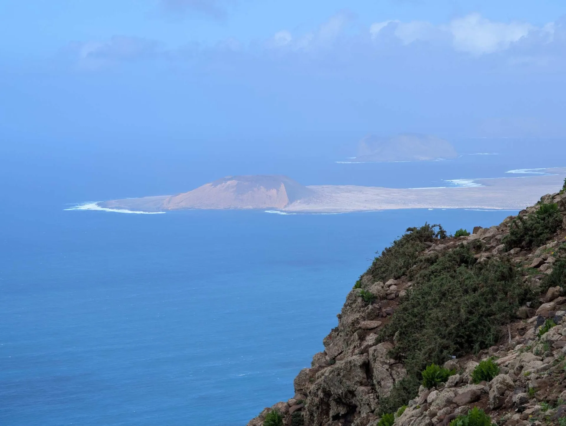 Noch einmal der Tiefblick von der Klippenkante aufs türkise Meer.