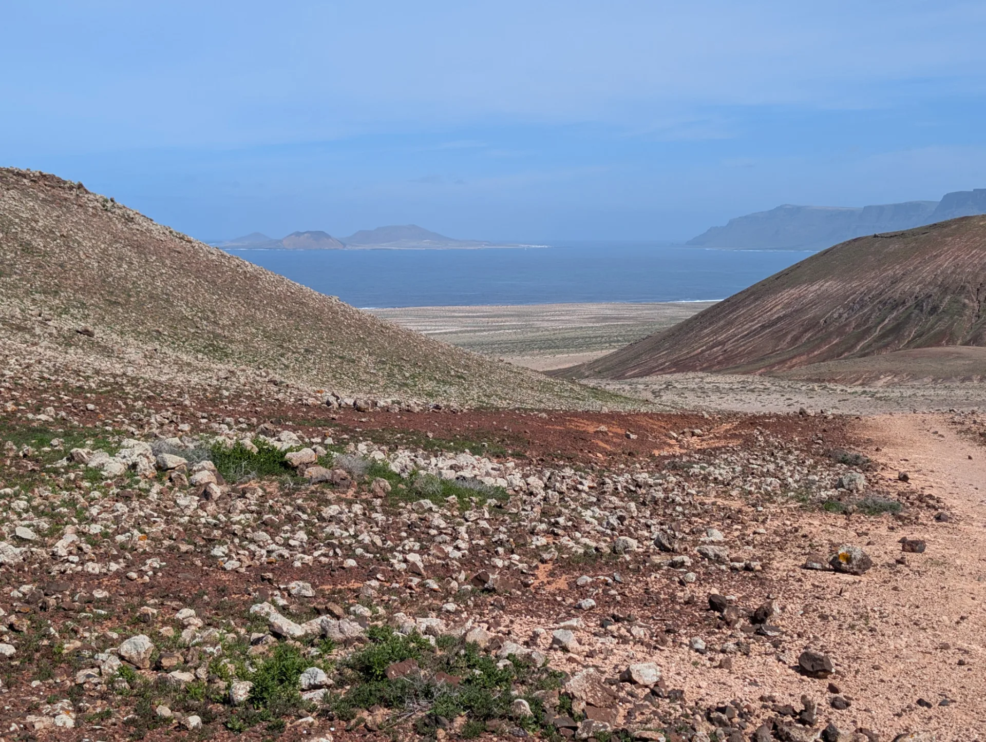 Grünes Tal hinab Richtung Strand von Famara.