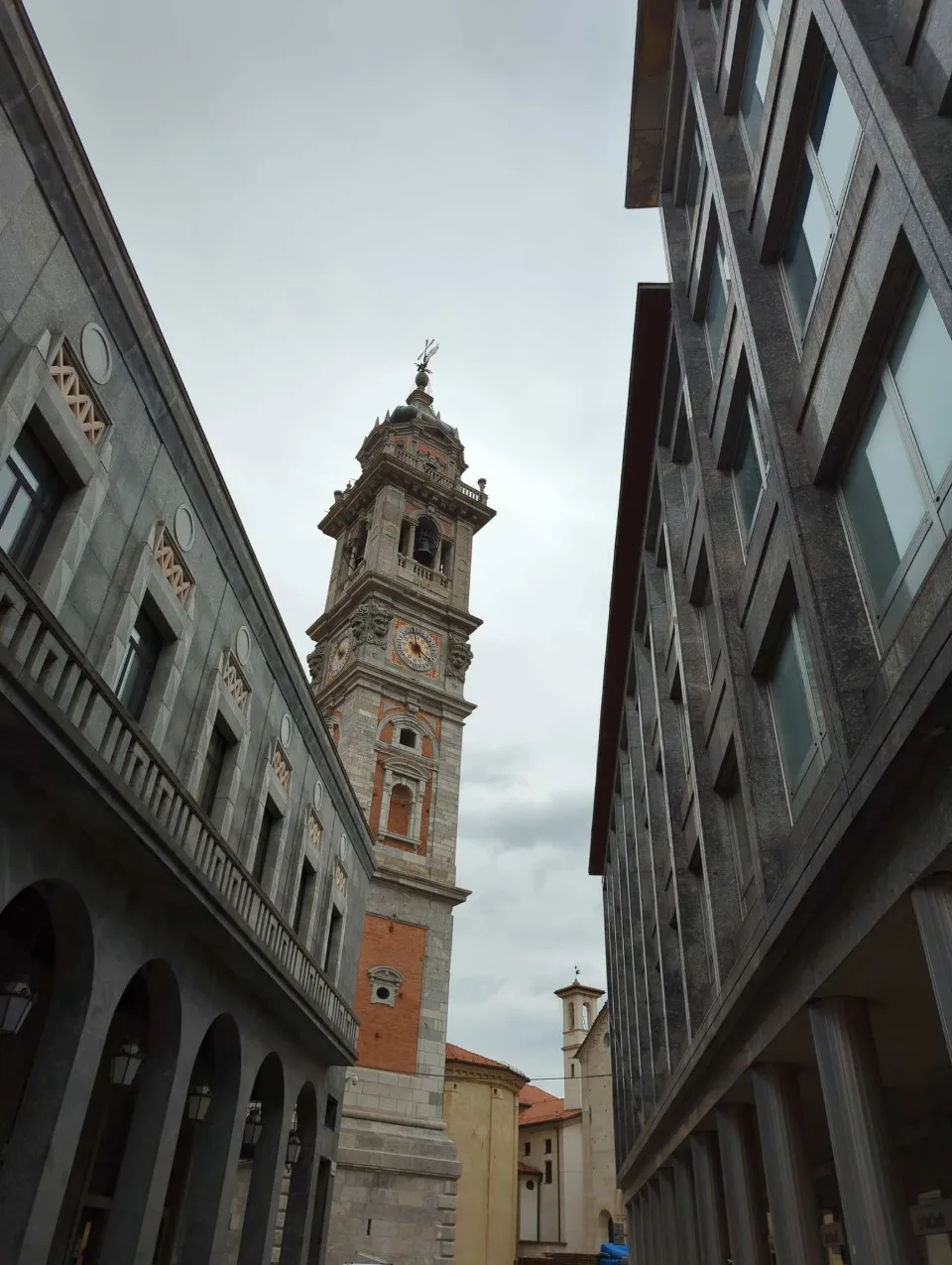 Der Glockenturm der Basilica San Vittore in der Altstadt von Varese