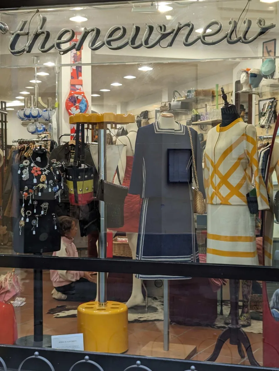 Schaufenster eines Vintage-Ladens in der Innenstadt