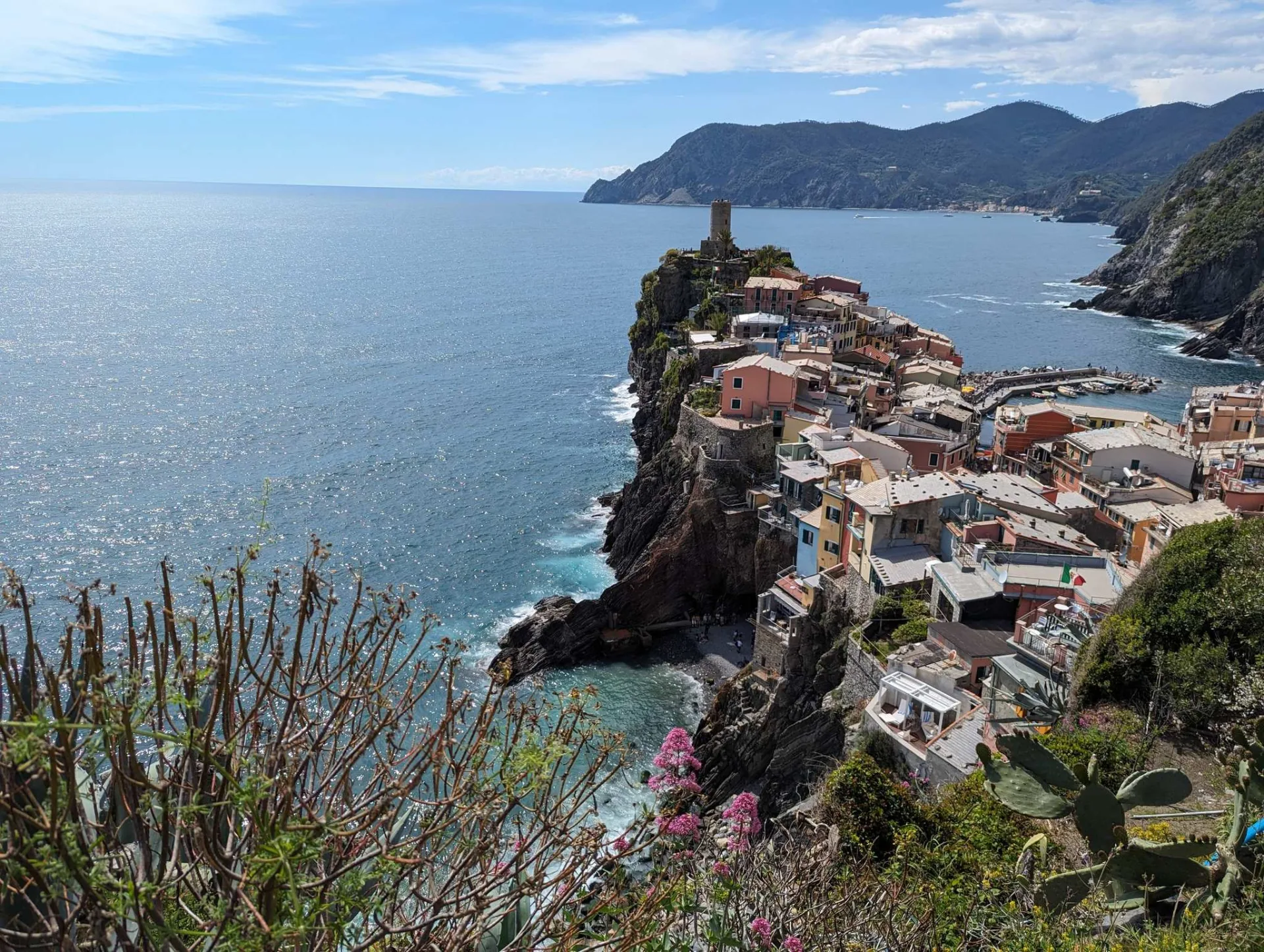 Vernazza und sein Küstenturm über dem Ligurischen Meer