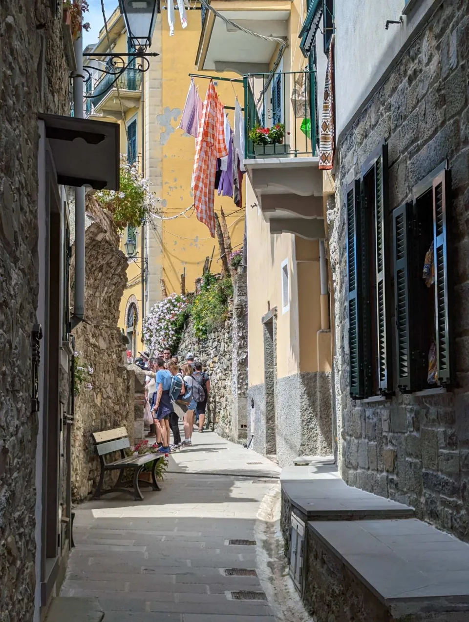 Enge Gasse mit Wäscheleinen in Vernazza