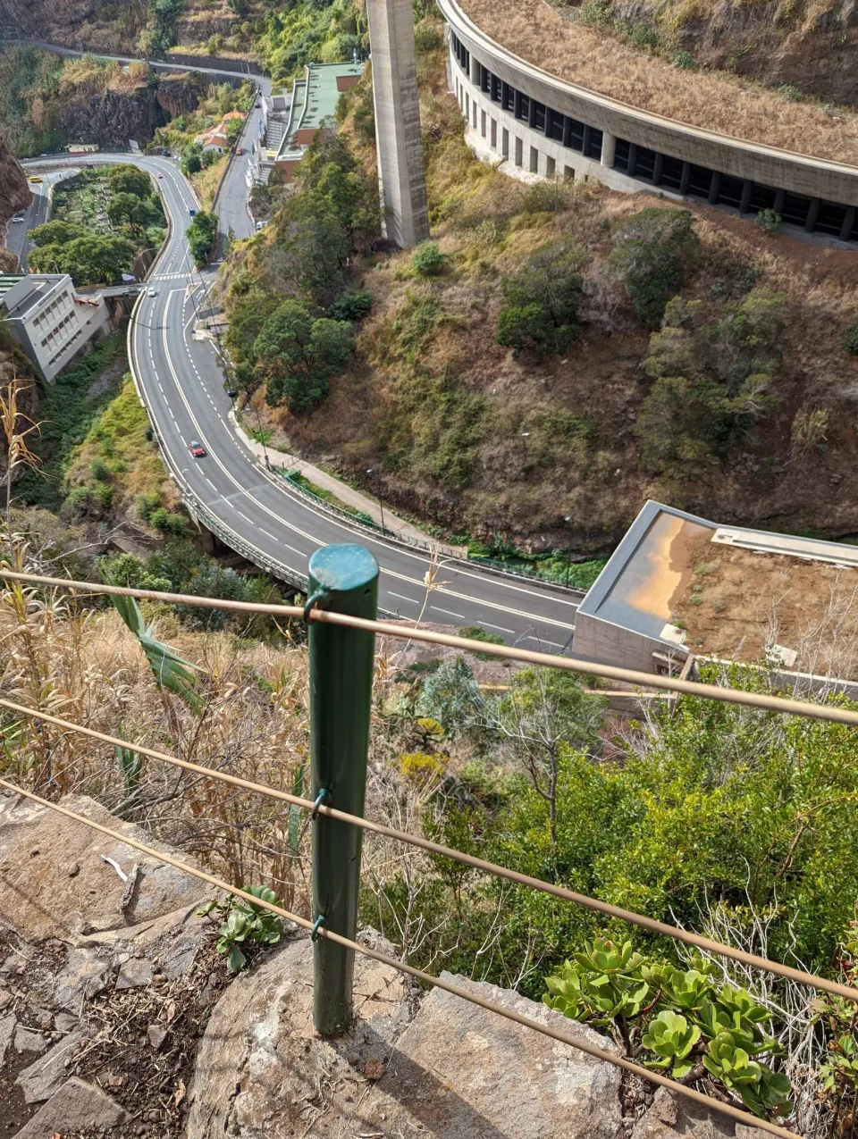 Steiler Blick hinab auf eine kurvige Straße über Funchal